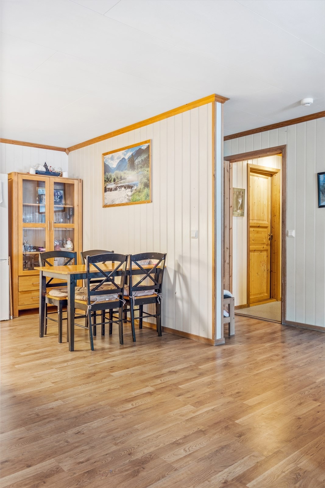 Åpen løsning til kjøkken med plass til spisebord. Galleribilde