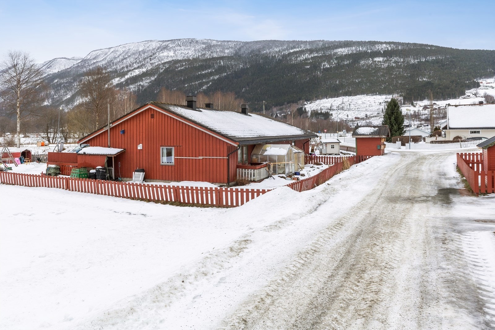 Her har man gangsavstand til barnehage, matbutikk og fotballbane. Ligger på tilnærmet flat tomt som er inngjerdet, og pent opparbeidet med plen. Galleribilde