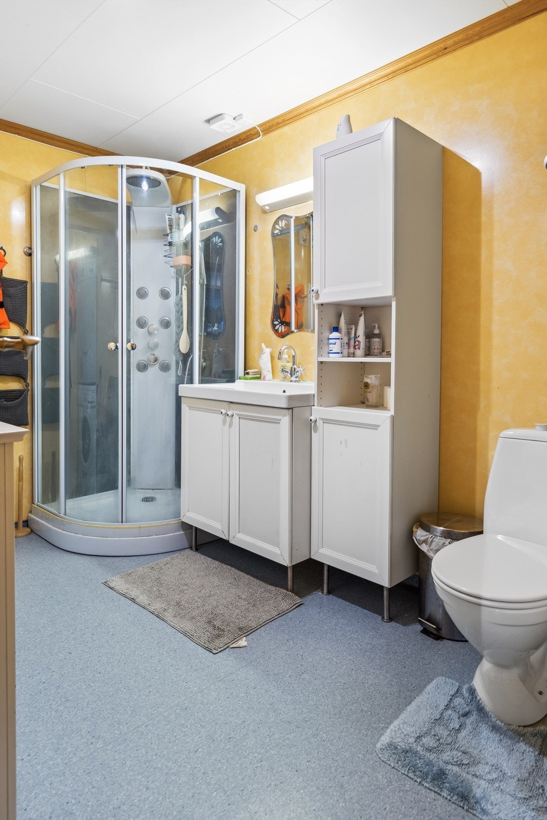 Enkel innredning med nedfelt servant, dusjkabinett og klosett. Det er vifte i himling ved dusj. Galleribilde