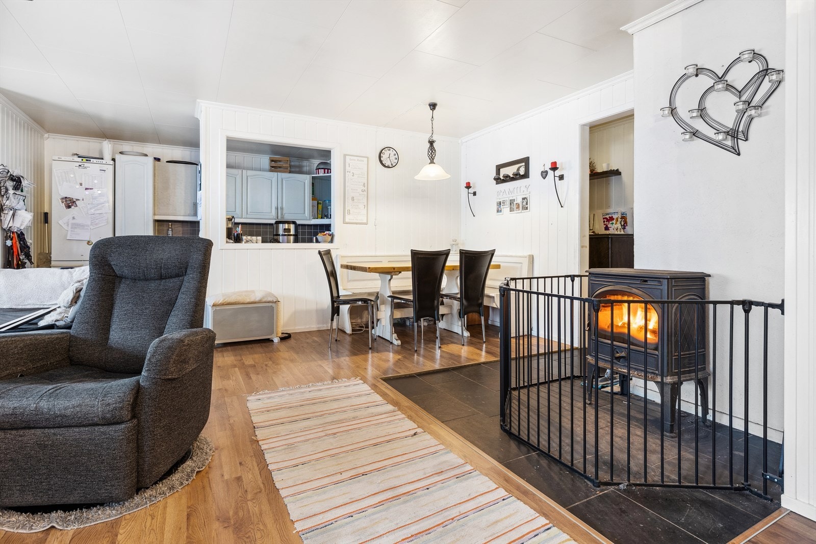 Lys og trivelig stue med god plass til sittegrupper. Galleribilde