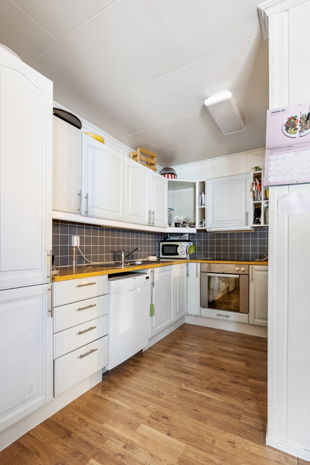 Kjøkken fra 2005. Innredning har profilerte fronter og laminat benkeplate med nedfelt servant. Det er montert ventilator over kokeplass. Det er godt med skap- og benkeplass. Galleribilde