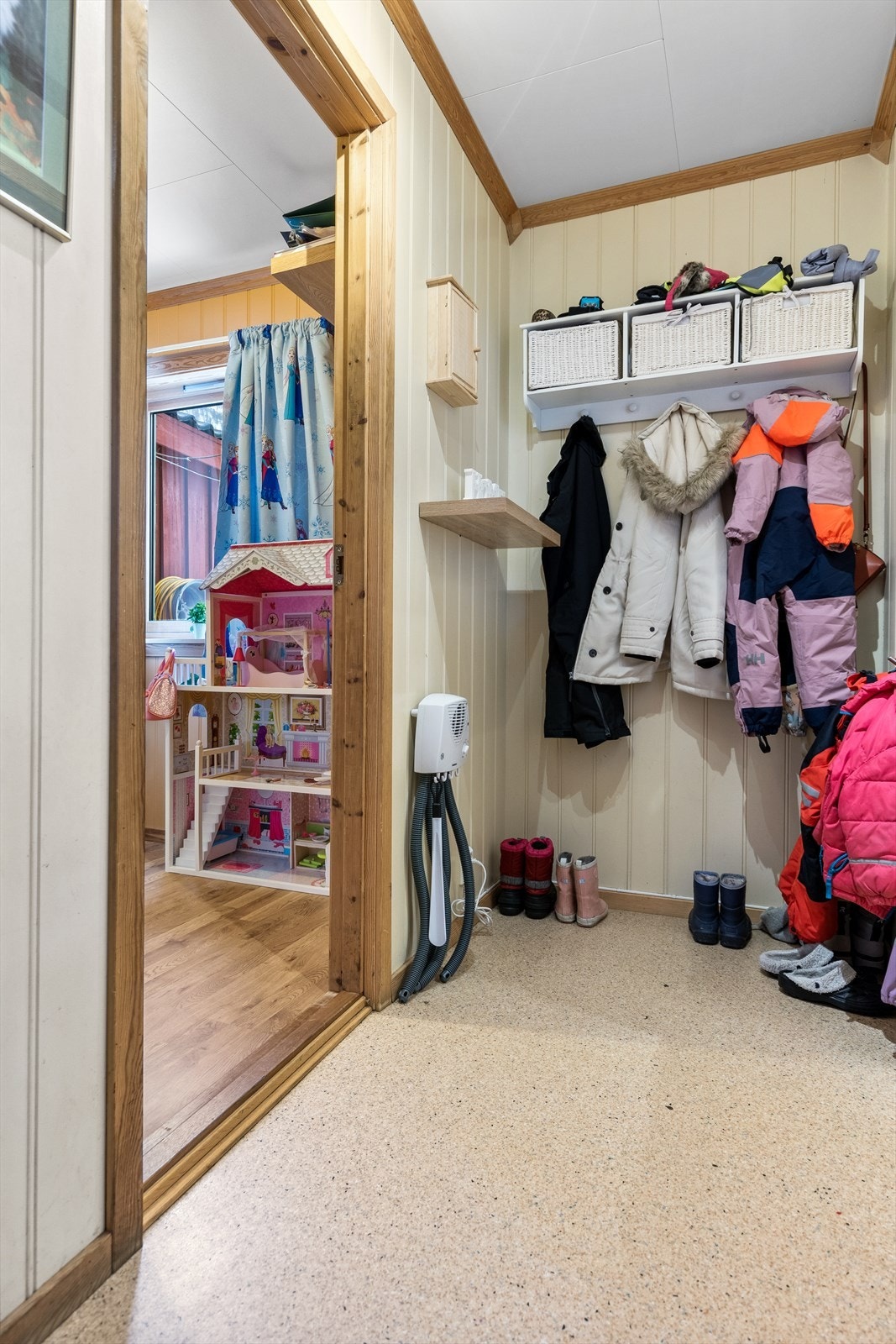 Gang med plass til oppbevaring av yttertøy. Galleribilde