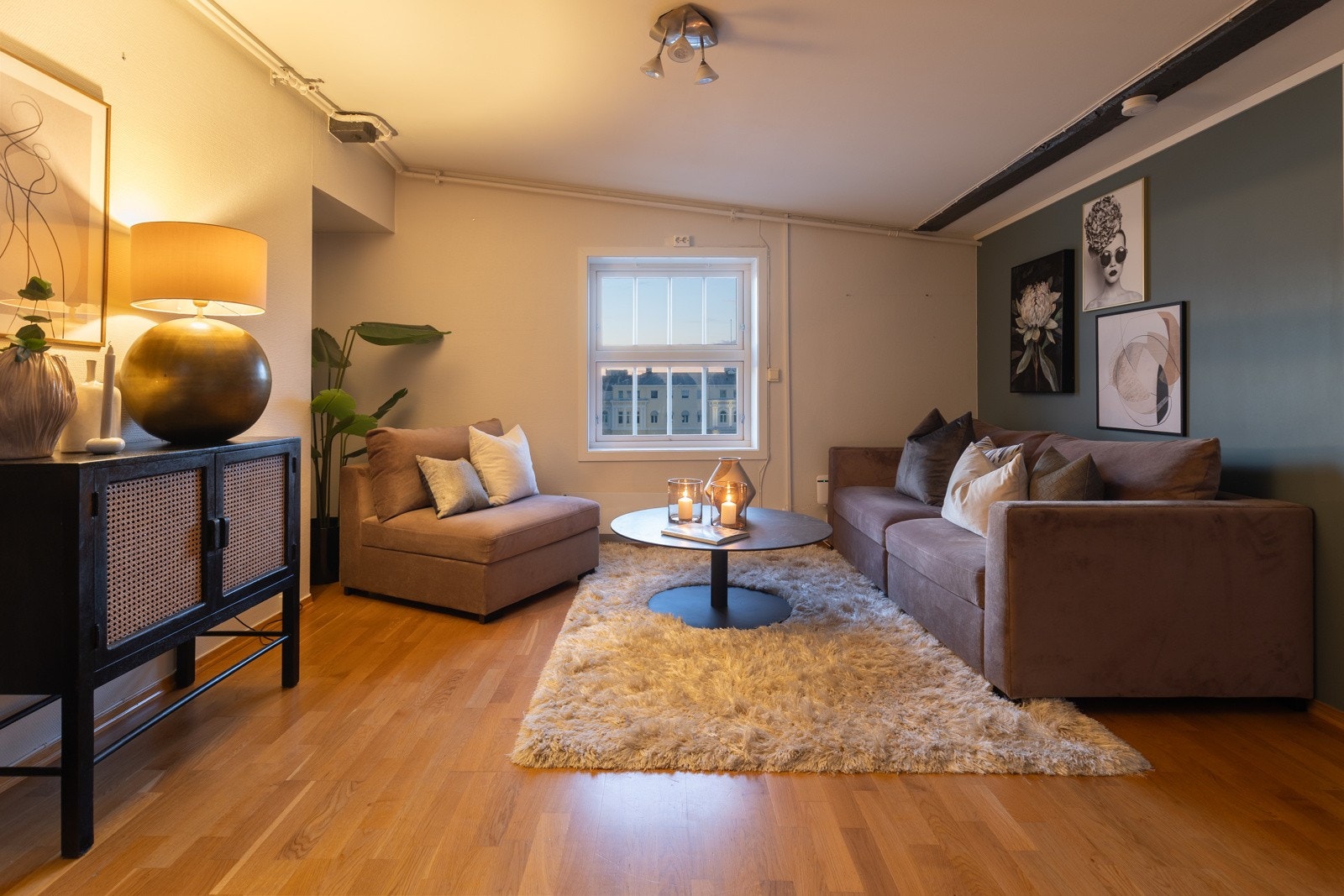 Stuen er vendt mot nord og kanalen. Galleribilde