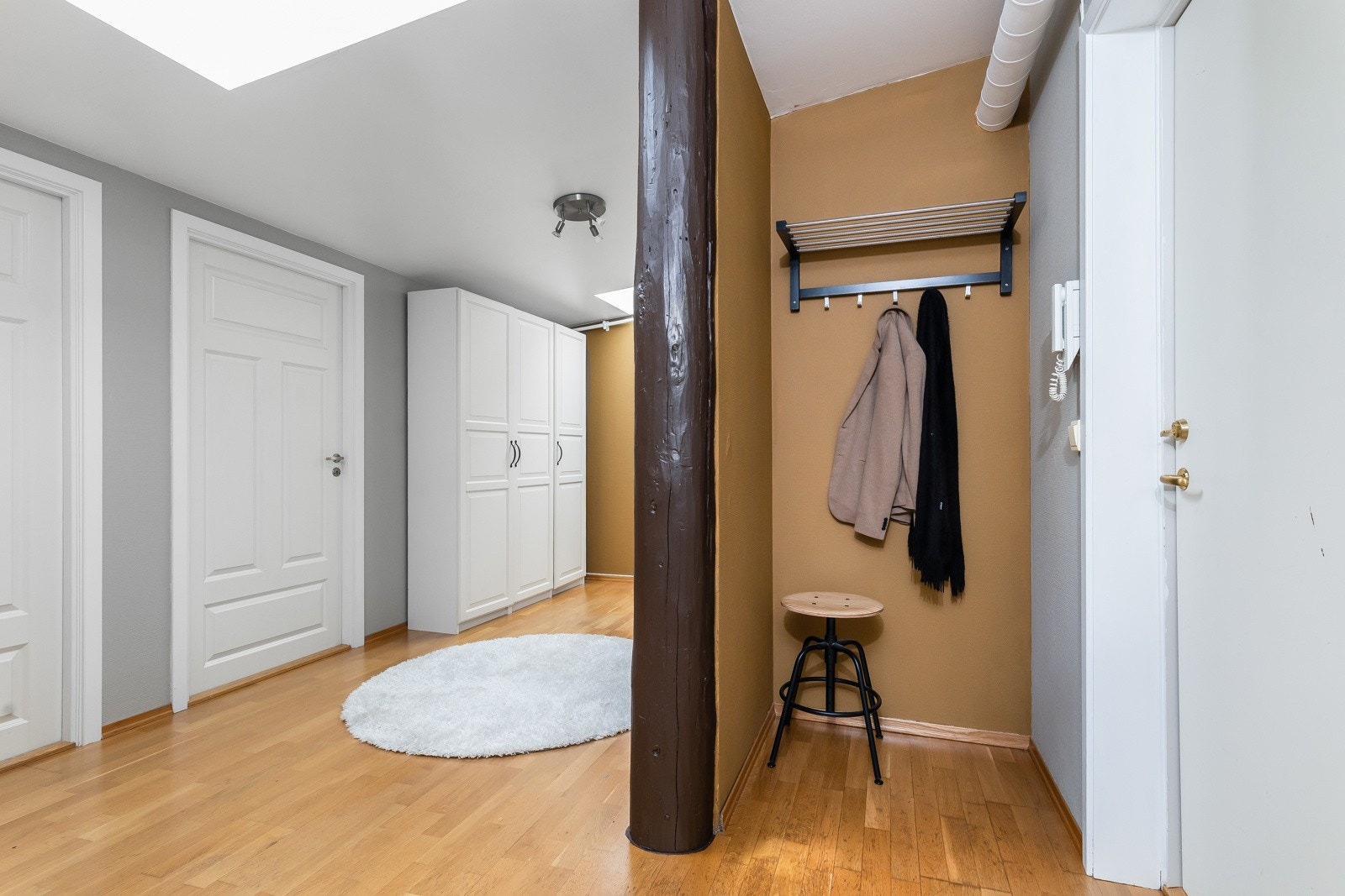 Romslig gang med takvindu og godt med skapplass. Galleribilde