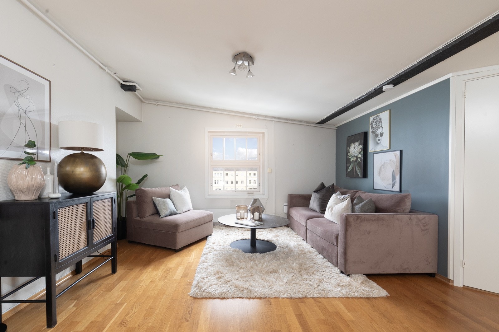 Særegen leilighet i øverste etasje med hjørnebeliggenhet Galleribilde