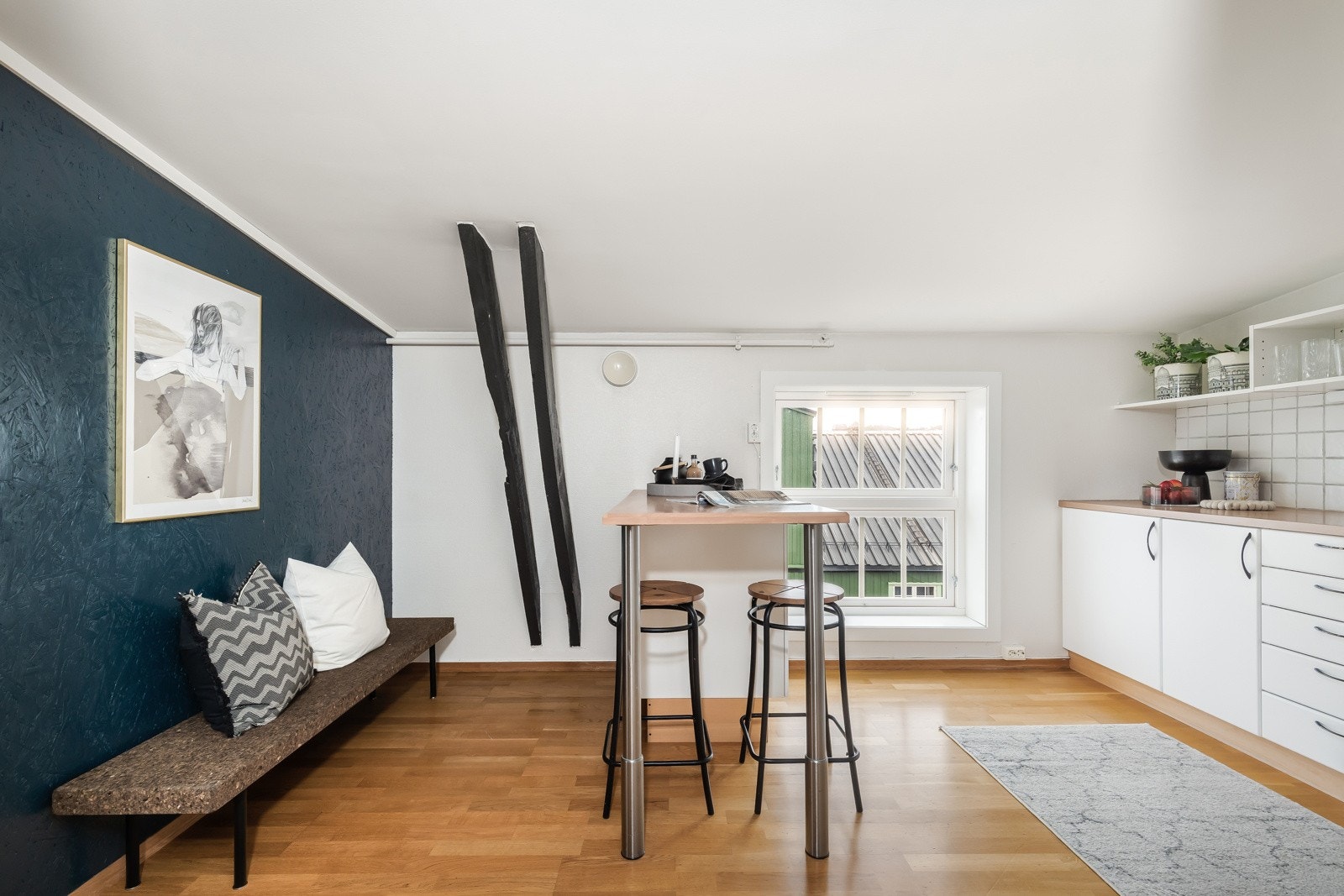 Romslig kjøkken med sitteplasser Galleribilde