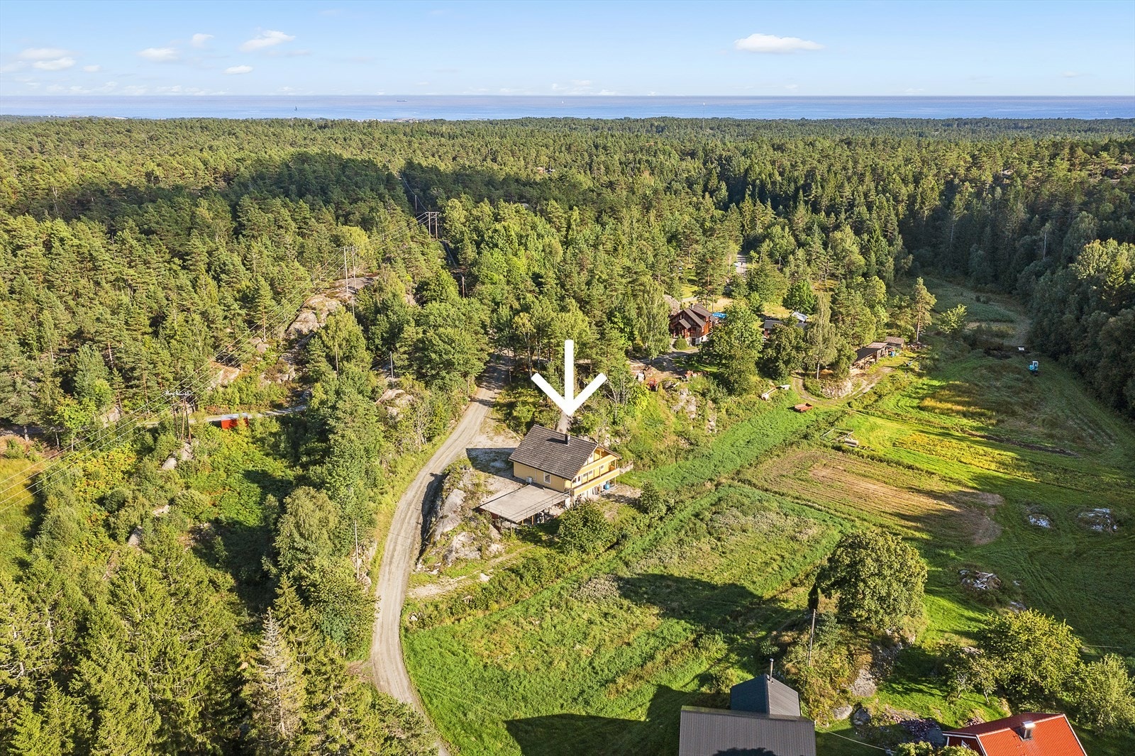 10 minutter unna en av kragerøskjærgårdens vakreste naturperler - friområdet Stangnes. Det er også kort vei til Portør og fine badeplasser både i sjøen og i ferskvann. Galleribilde