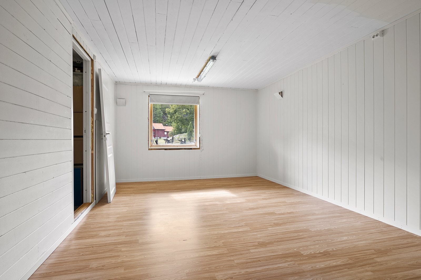 Underetasjen består av boder, "toalettrom", vaskerom, rom brukt som soverom, rom brukt som kjellerstue og gang. Galleribilde