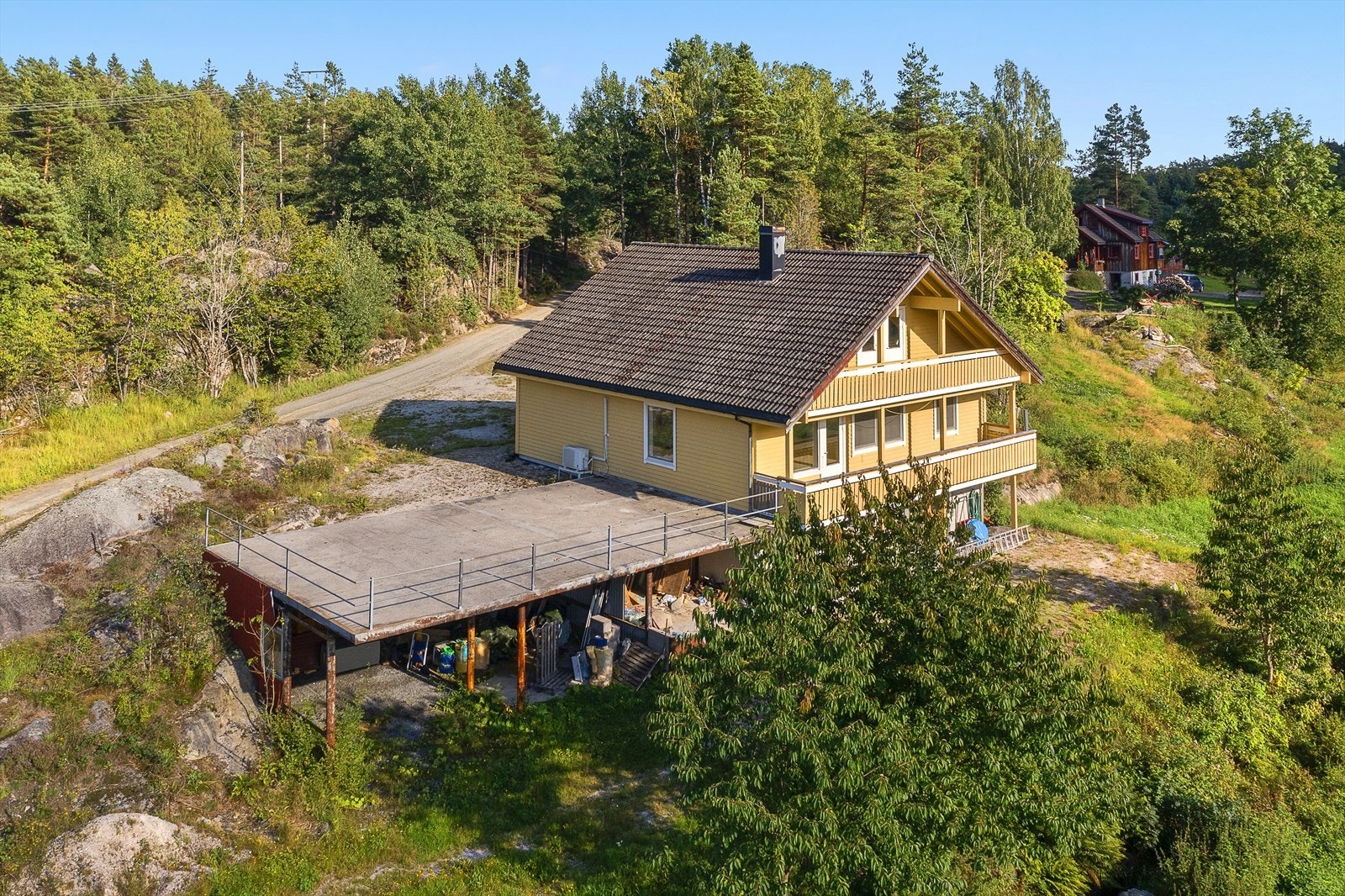 Tomten (eiet) er på ca. 2,2 mål og har fine uteplasser i form av veranda, terrasse, gressplen og naturtomt. Galleribilde