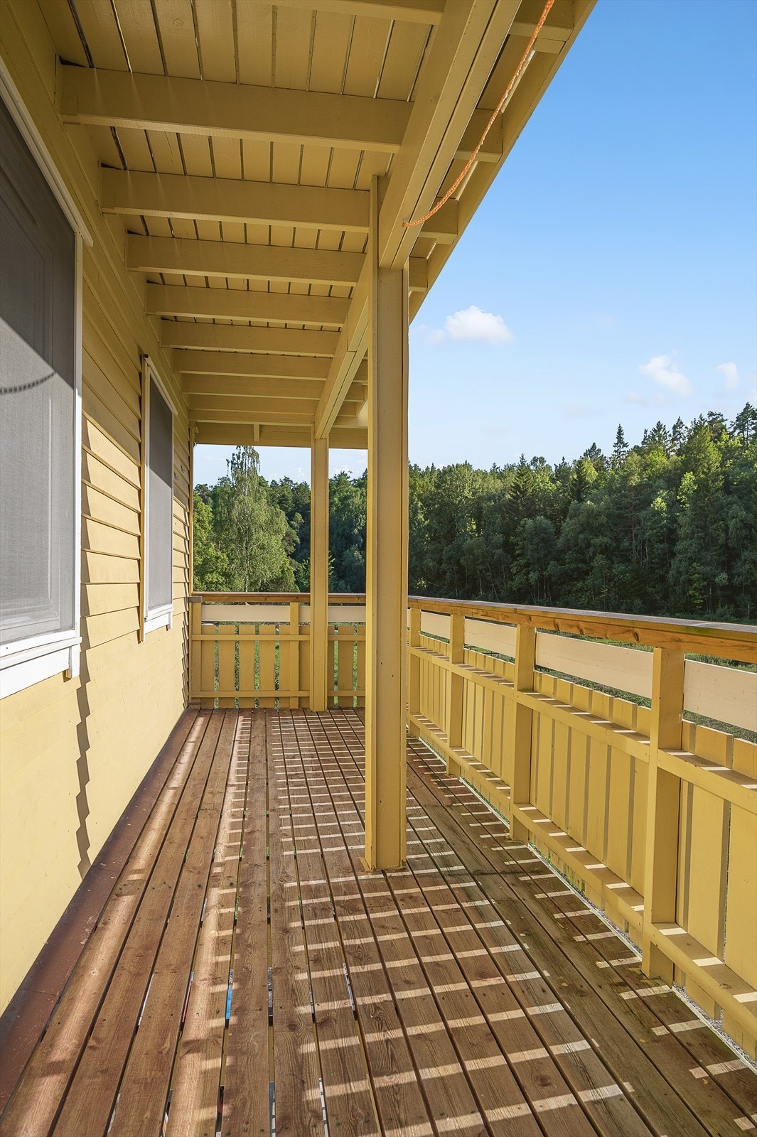 Tomten er er solrik, og har fine uteplasser i form av en vestvendt veranda. Galleribilde