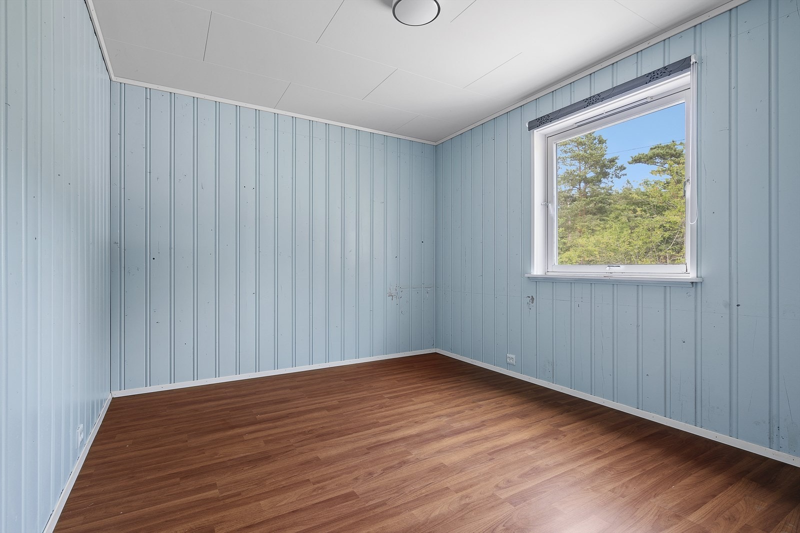 Soverommene er romslige med laminat på gulv og malt panel på vegger. Galleribilde