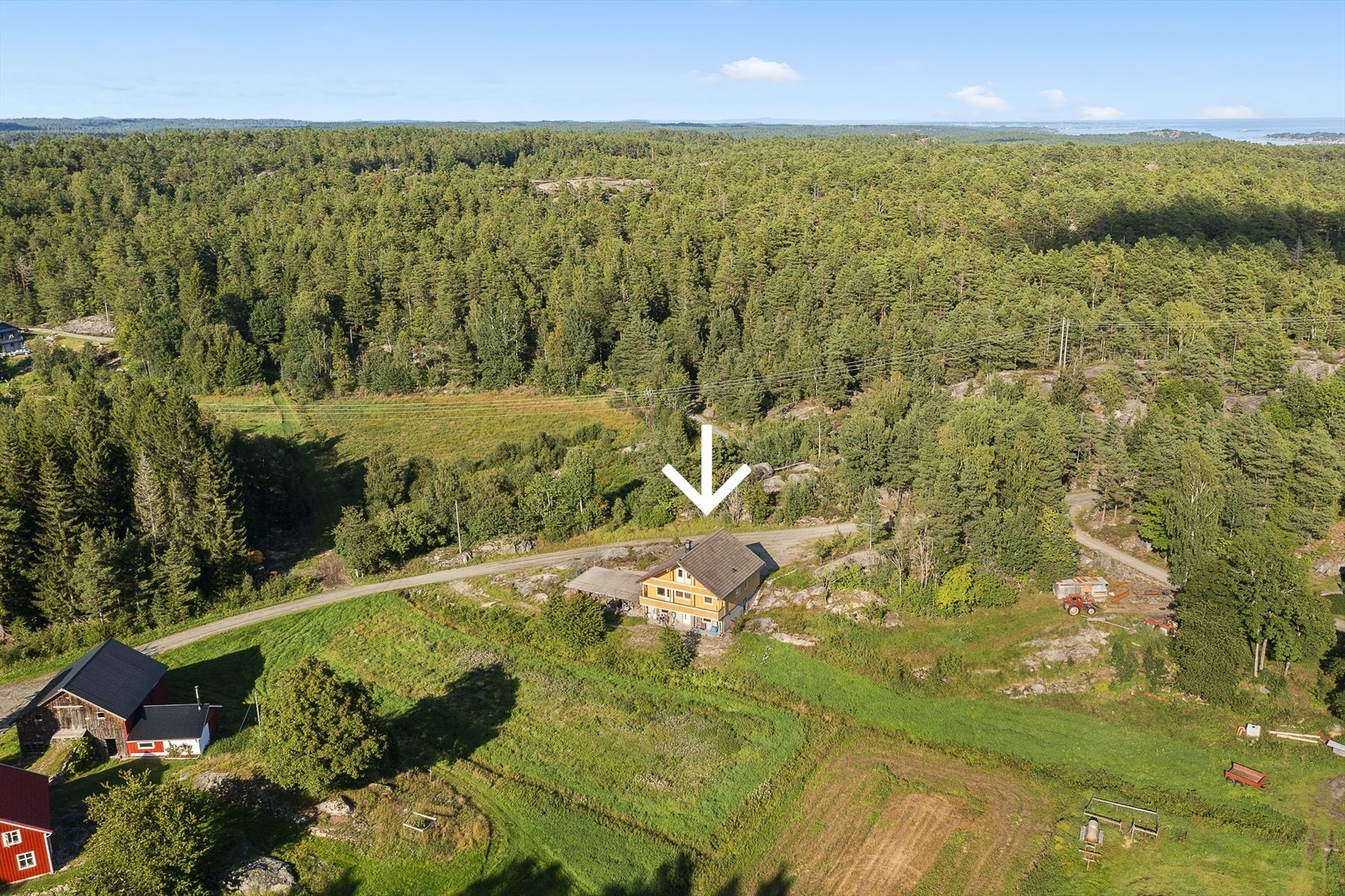 Stor, landlig enebolig med nytt kjøkken. Oppgraderingsbehov. Galleribilde