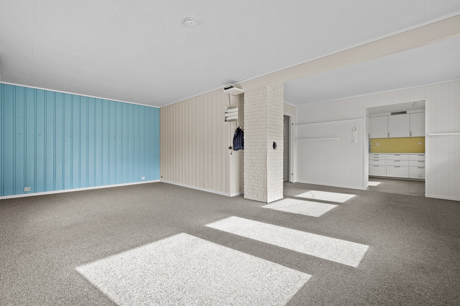 Stuen fremstår lys og romslig med utgang til vestvendt veranda. Galleribilde