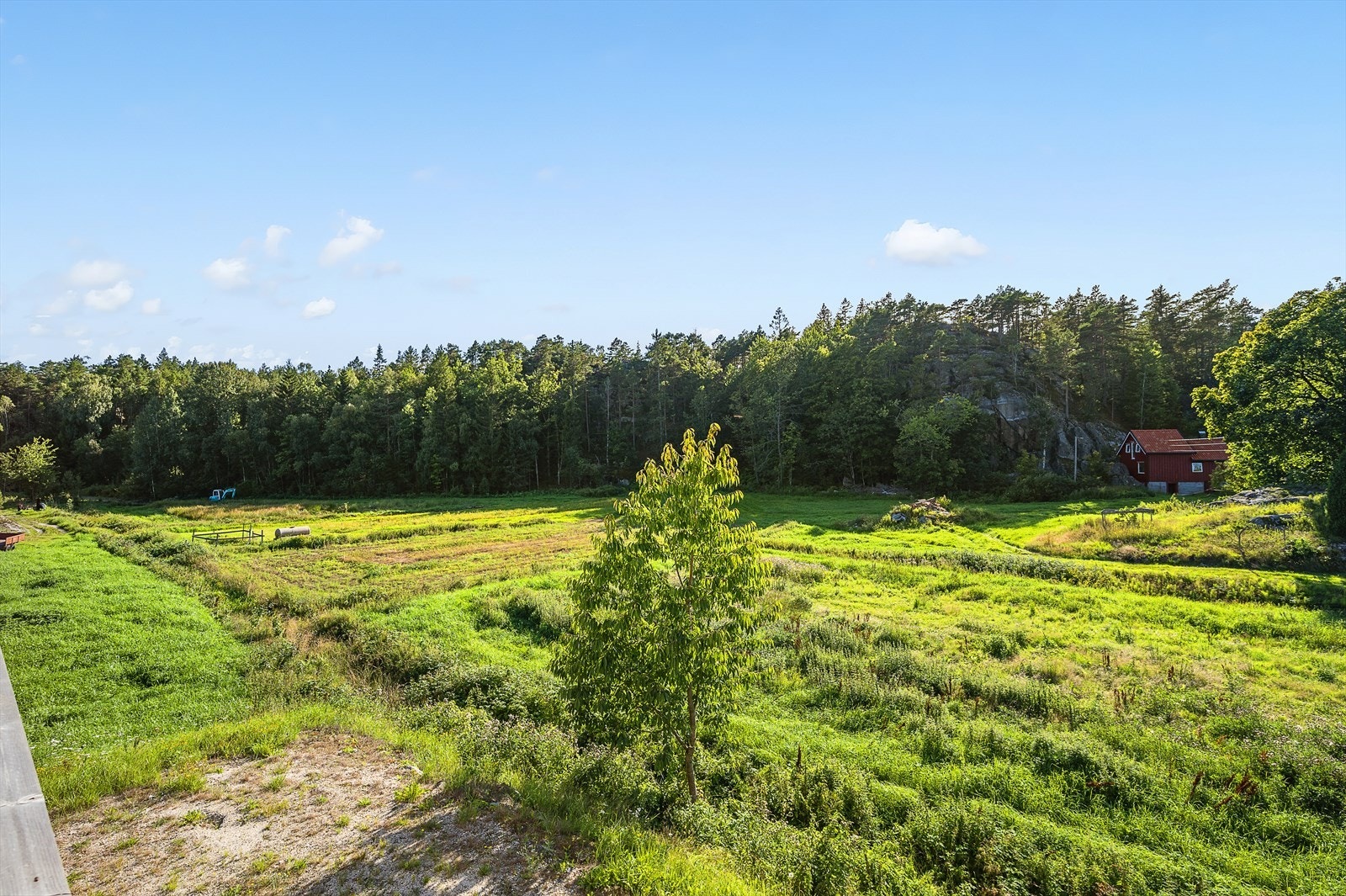 Eiendommen har idyllisk beliggenhet i naturskjønne omgivelser. Med skogen som din nærmeste nabo er turmulighetene lett tilgjengelig. Galleribilde