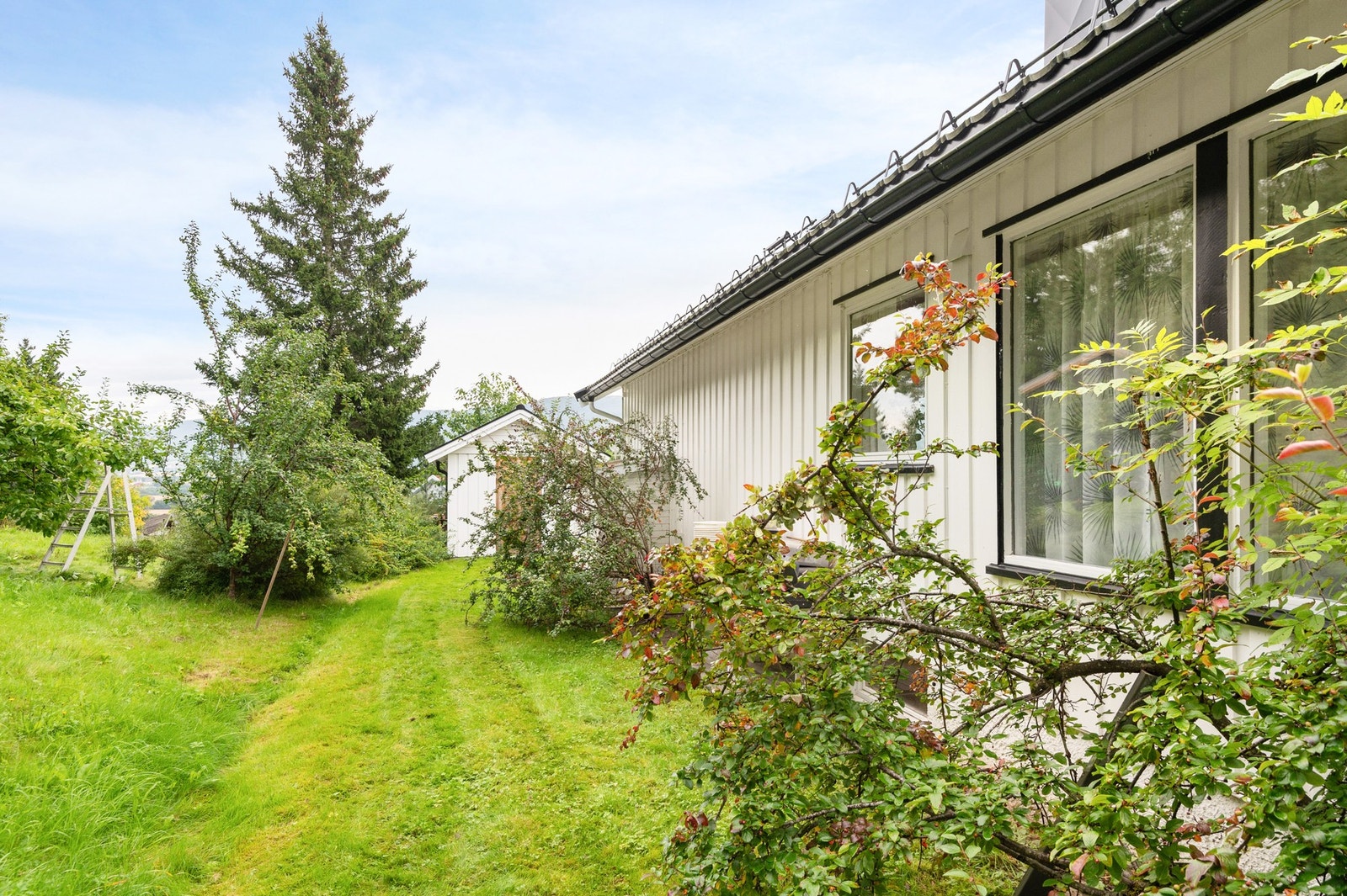 Baksiden av huset har også godt med plenareal og boltreplass Galleribilde