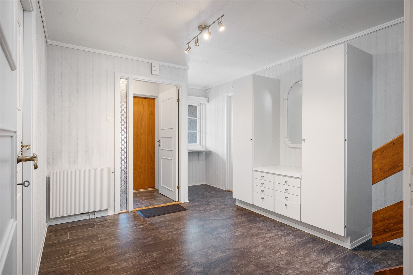 Romslig entré med åpen trapp til 1. etg. Galleribilde