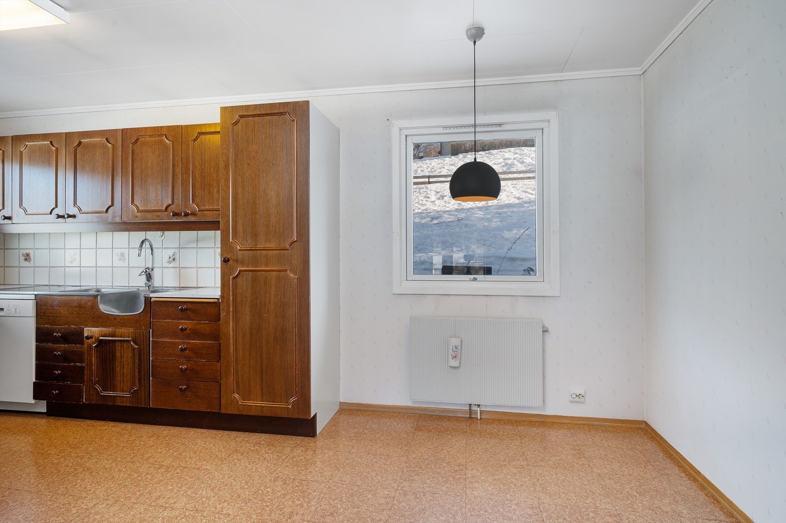 Kjøkkenet har plass til kjøkkenbord og stoler Galleribilde