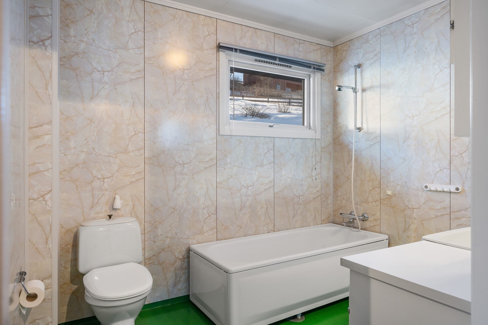 Bad i 1. etg er også original fra byggeår. Galleribilde