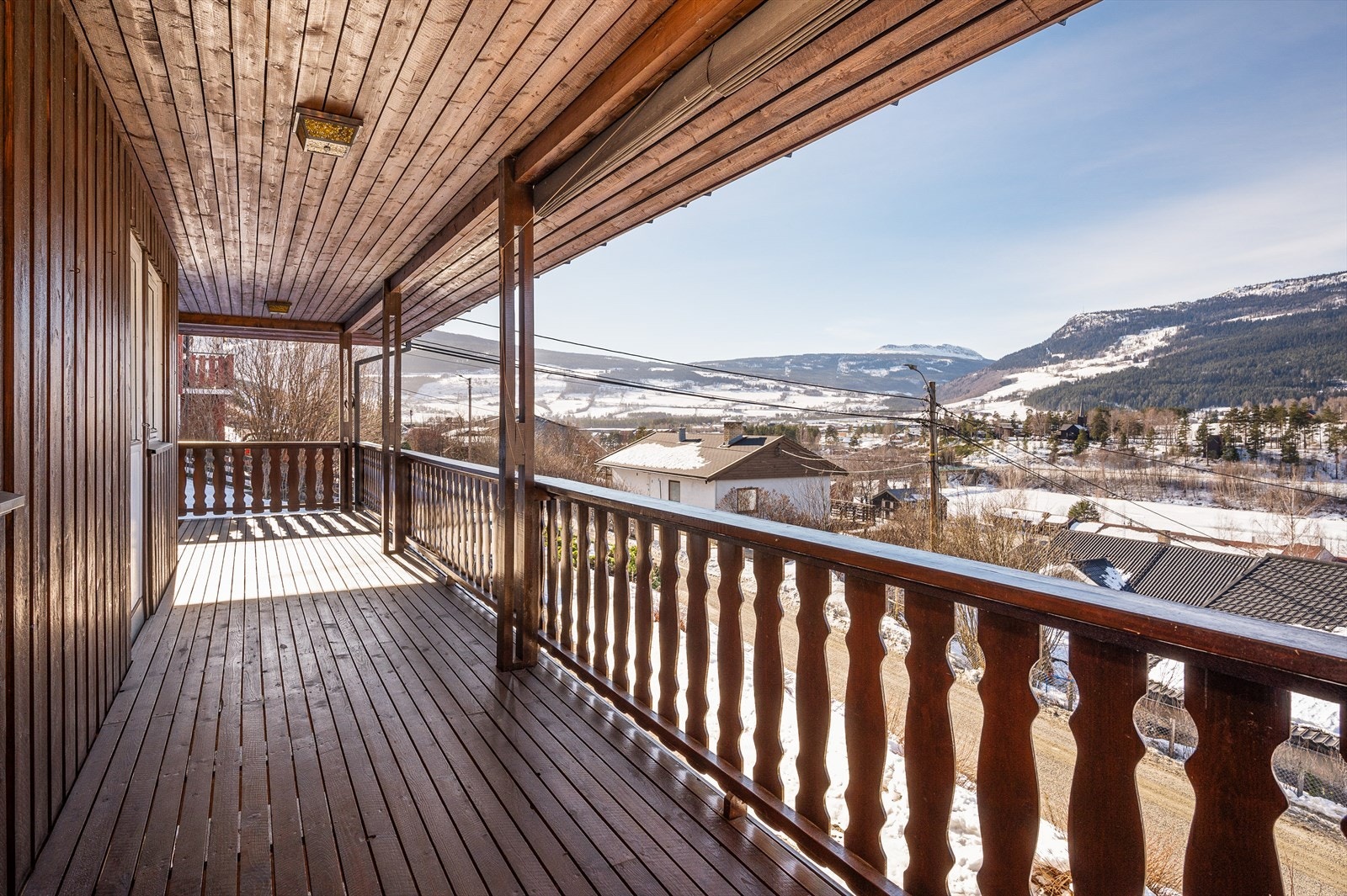Overbygget veranda over inngangsparti og terrasse med overbygg på sørsiden Galleribilde