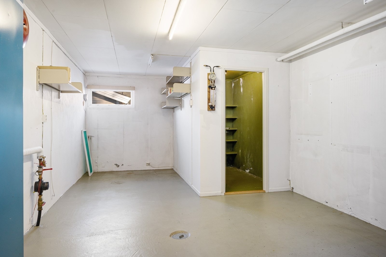 Disponibelt rom/ fyrrom med liten bod innenfor Galleribilde