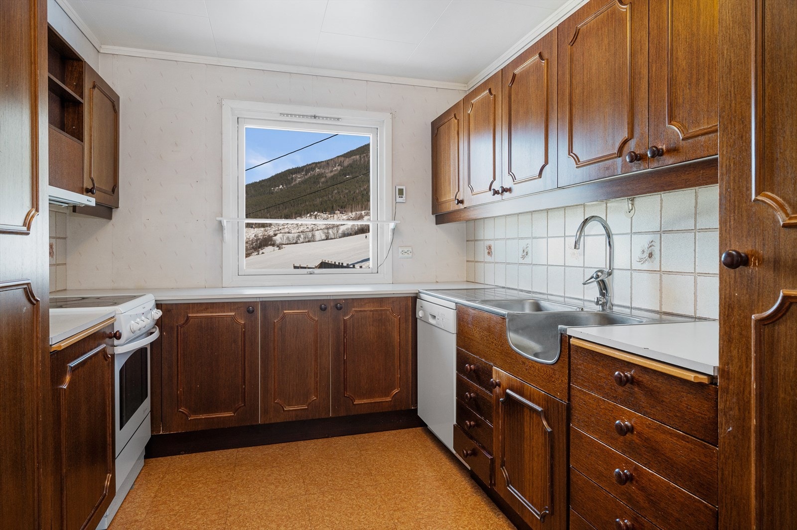 Kjøkken med innredning fra byggeår Galleribilde