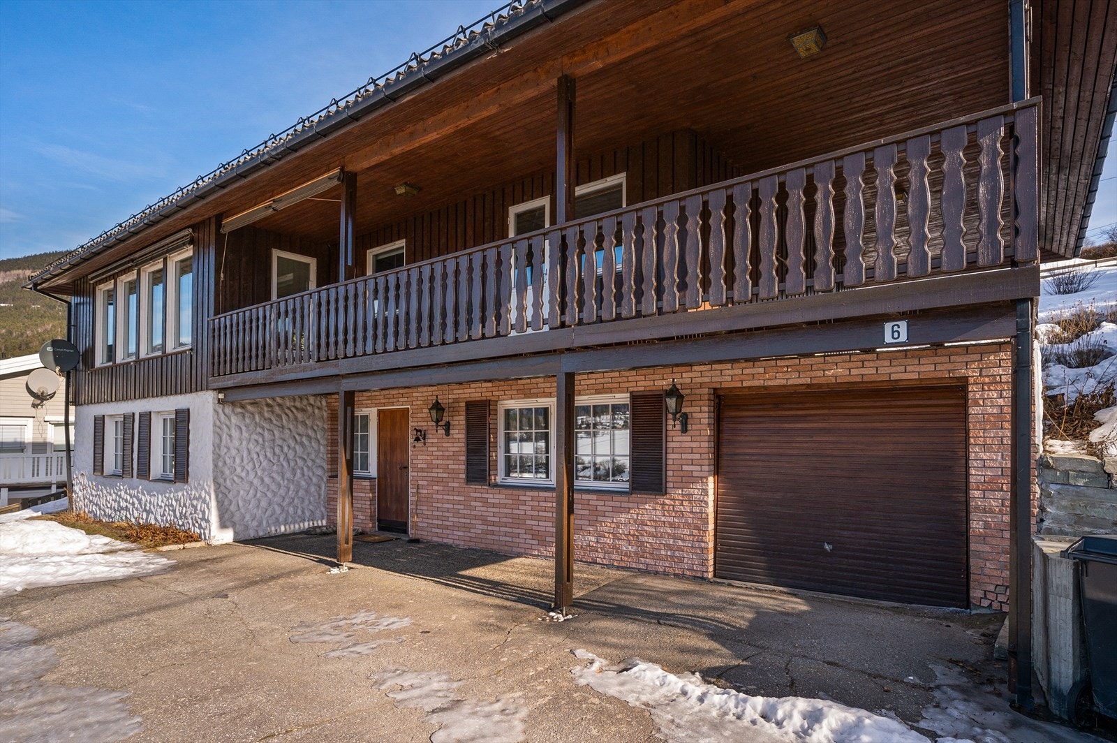 Garasjen ligger i tilknytning til boligen Galleribilde