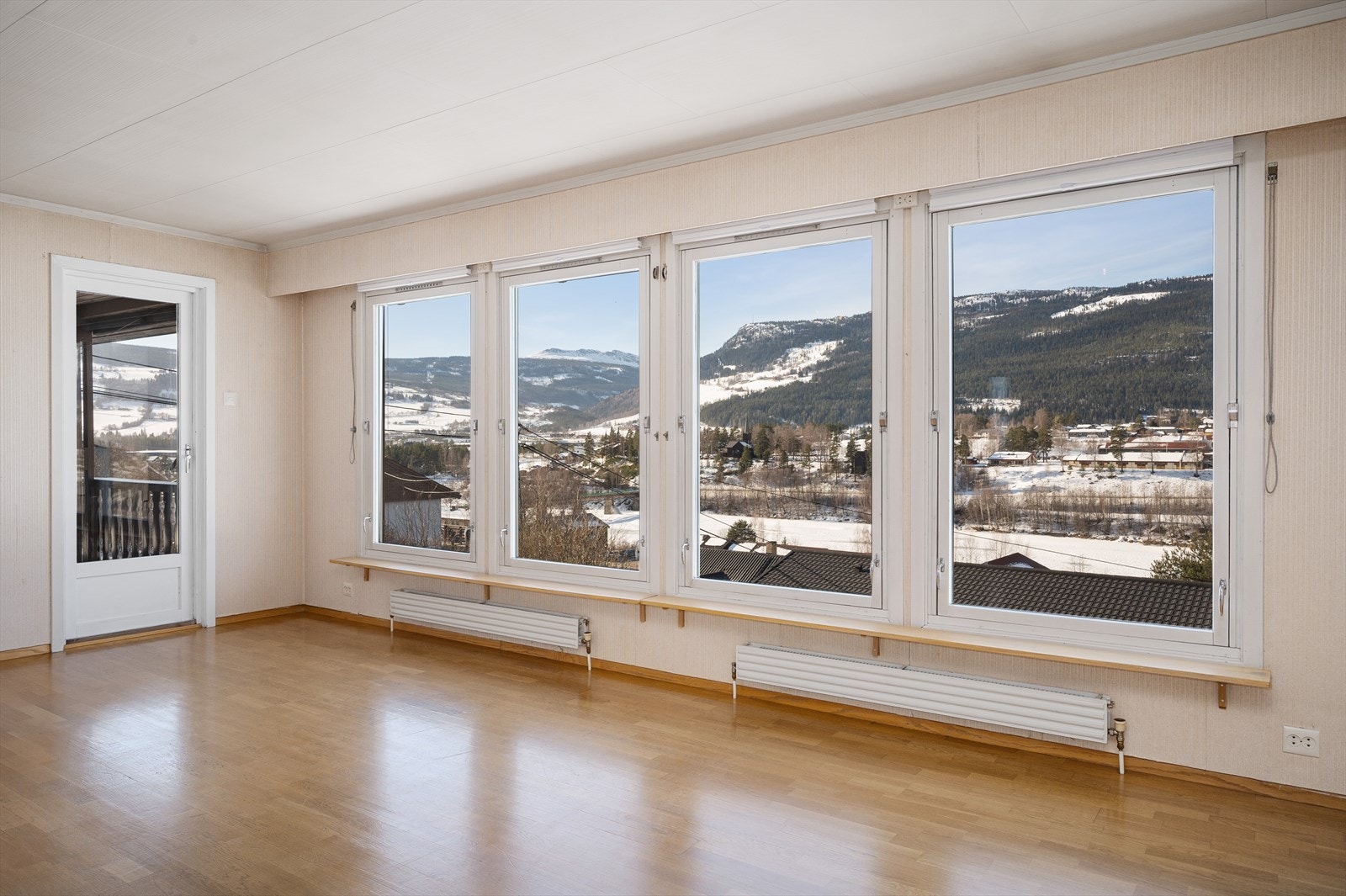 Fin utsikt mot Ruste, Feforkampen og mot Kongslikammen Galleribilde