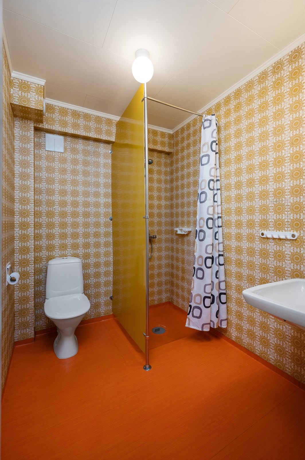 Badet i sokkeletasjen er original fra byggeår. Galleribilde