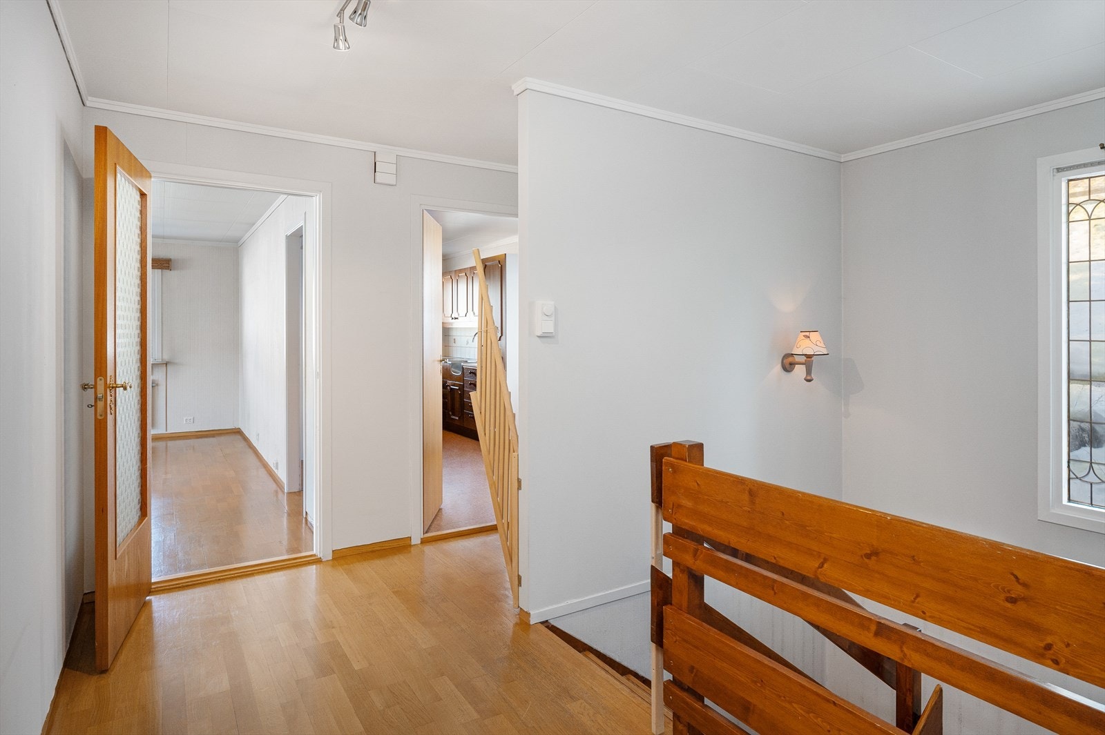 Gang med åpen trapp ned til entré Galleribilde