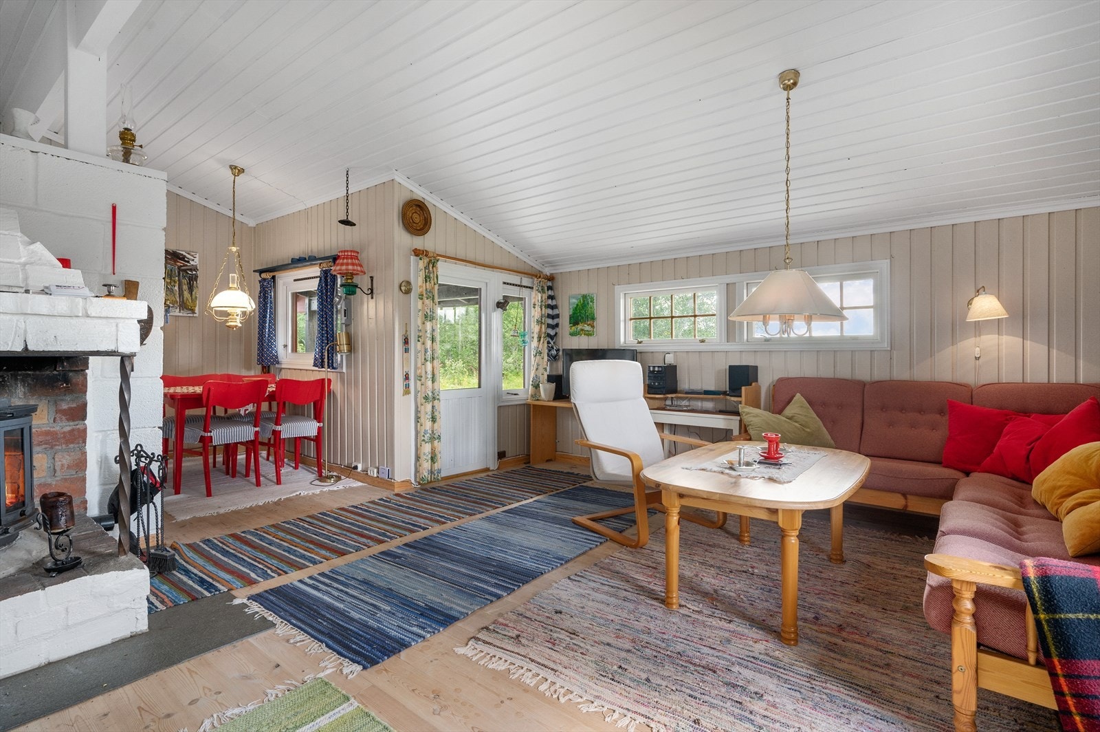 Stuen har utgang til solfylt terrasse. Galleribilde