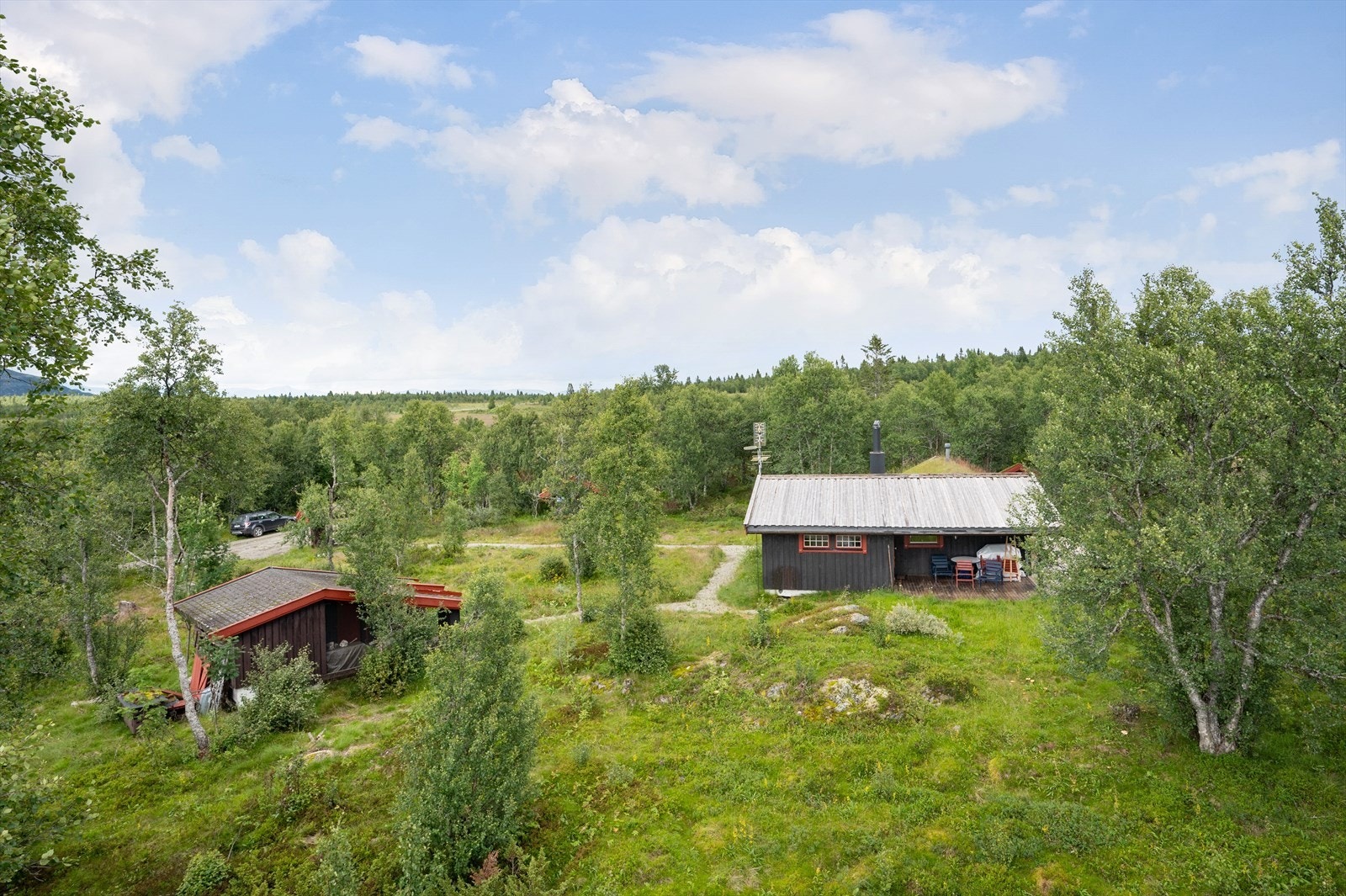 Eiendommen ligger fredelig til for seg selv oppe på Kvarvet. Ca 700 m fra spredt landbruksbebyggelse. Galleribilde