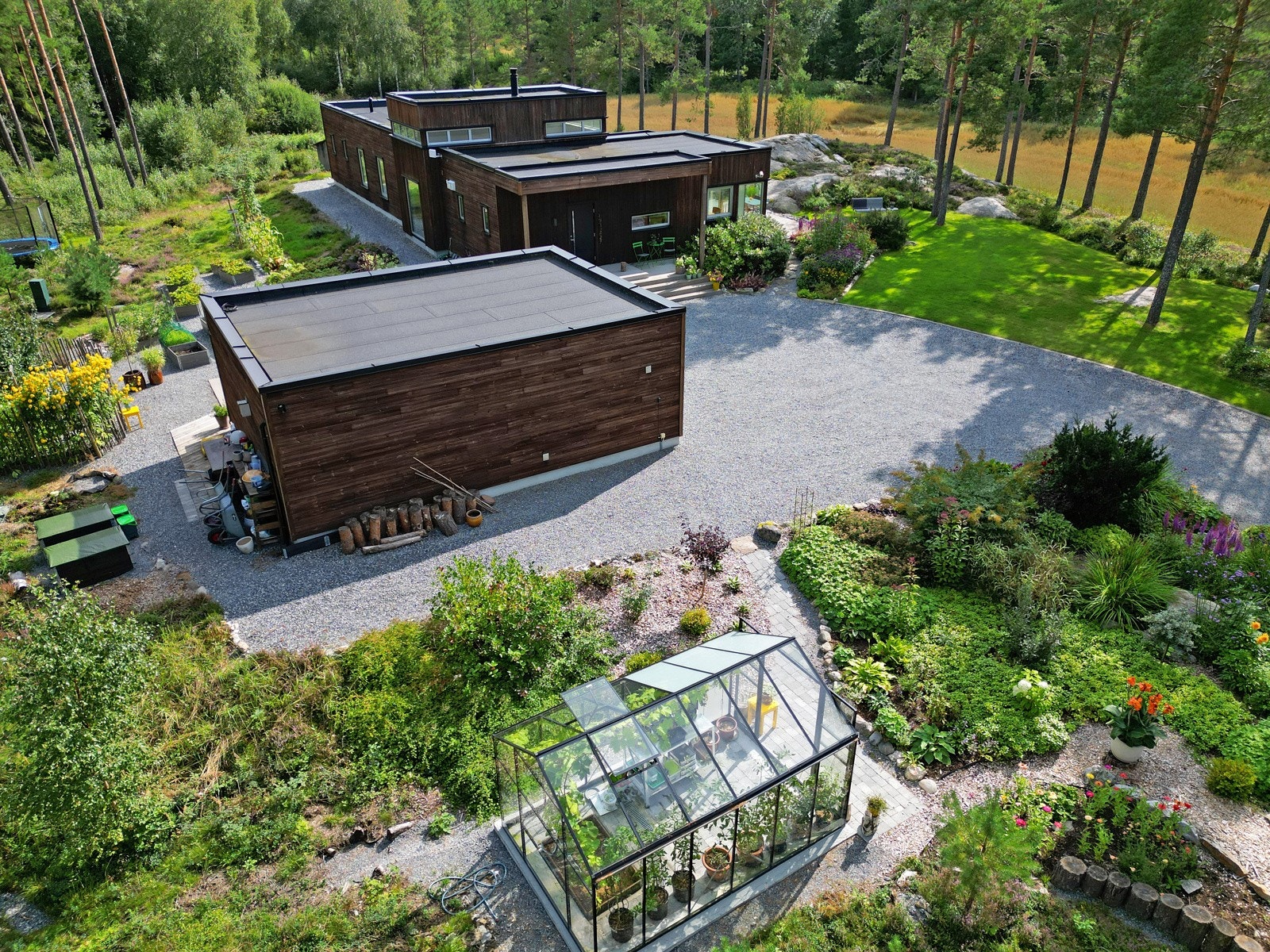 Den store tomten er meget forseggjort og har alle elementer for trivsel til stede. Innkjøring og gårdsplass er gruslagt, og kantet med stein som skaper en perfekt avgrensing mot særdeles velholdte gressplener. Galleribilde