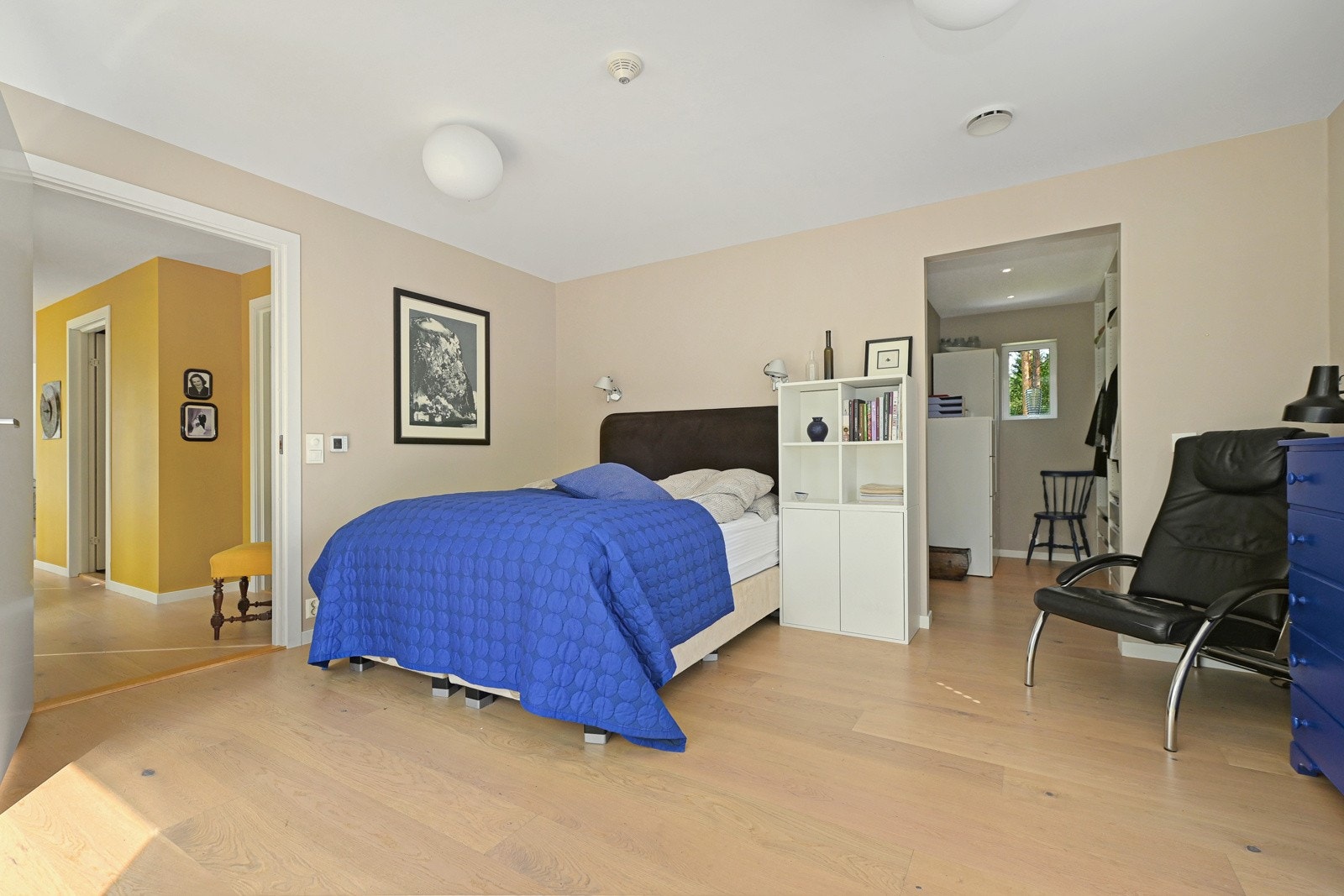 Hovedsoverommet har store vinduer ned til gulvet på to sider, så her få en følelse av å være i ett med naturen utenfor. Rommet ligger også i behagelig suiteløsning med adkomst til eget bad, via et omkledningsrom. Galleribilde