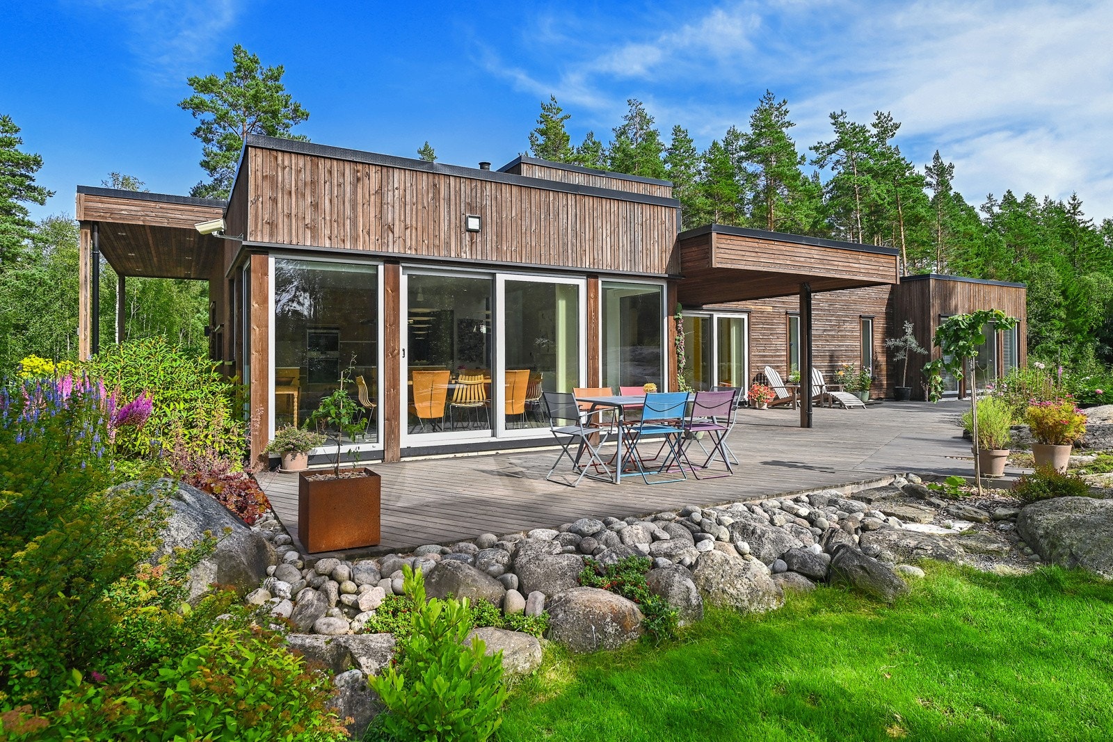 ...usjenert, unik oase midt i skogen. Galleribilde