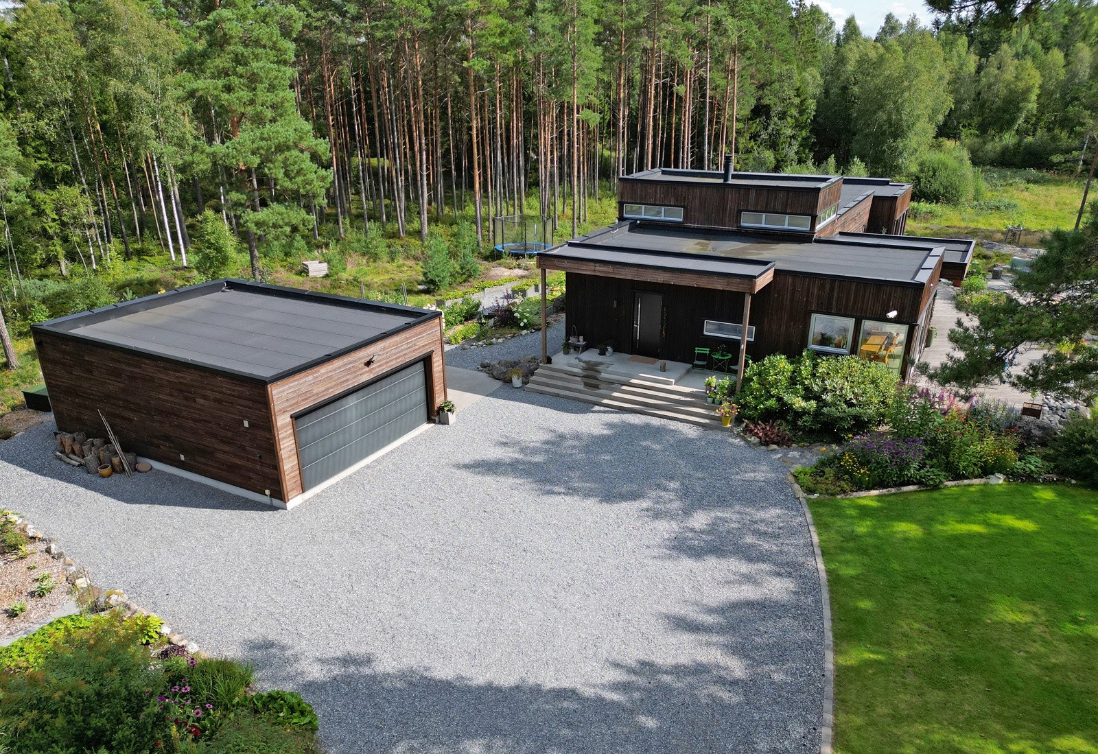 Plenene er anlagt slik at de gir en vakker og myk ramme mot naturtomt synlige fjell, rullesteiner og gangstier. Galleribilde