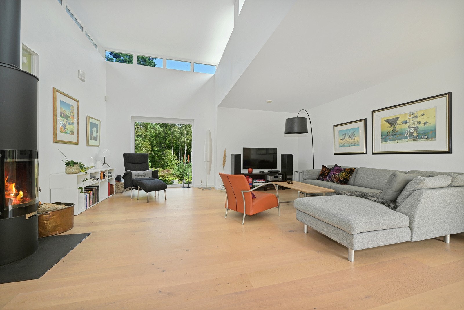 Stuen er et mildt sagt praktfullt rom med en vanvittig takhøyde og fantastiske lysforhold Galleribilde