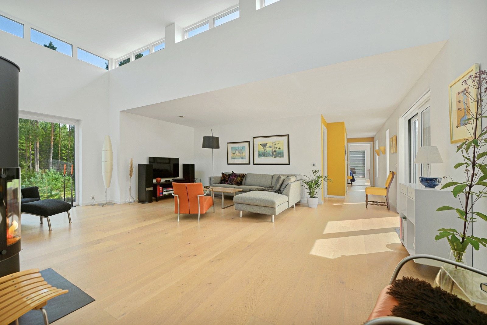 Via store vinduer ned til gulvet får man god kontakt med den vakre hagen, mens en skyvedør skaper en nærmest sømløs overgang til den store, herlige terrassen Galleribilde