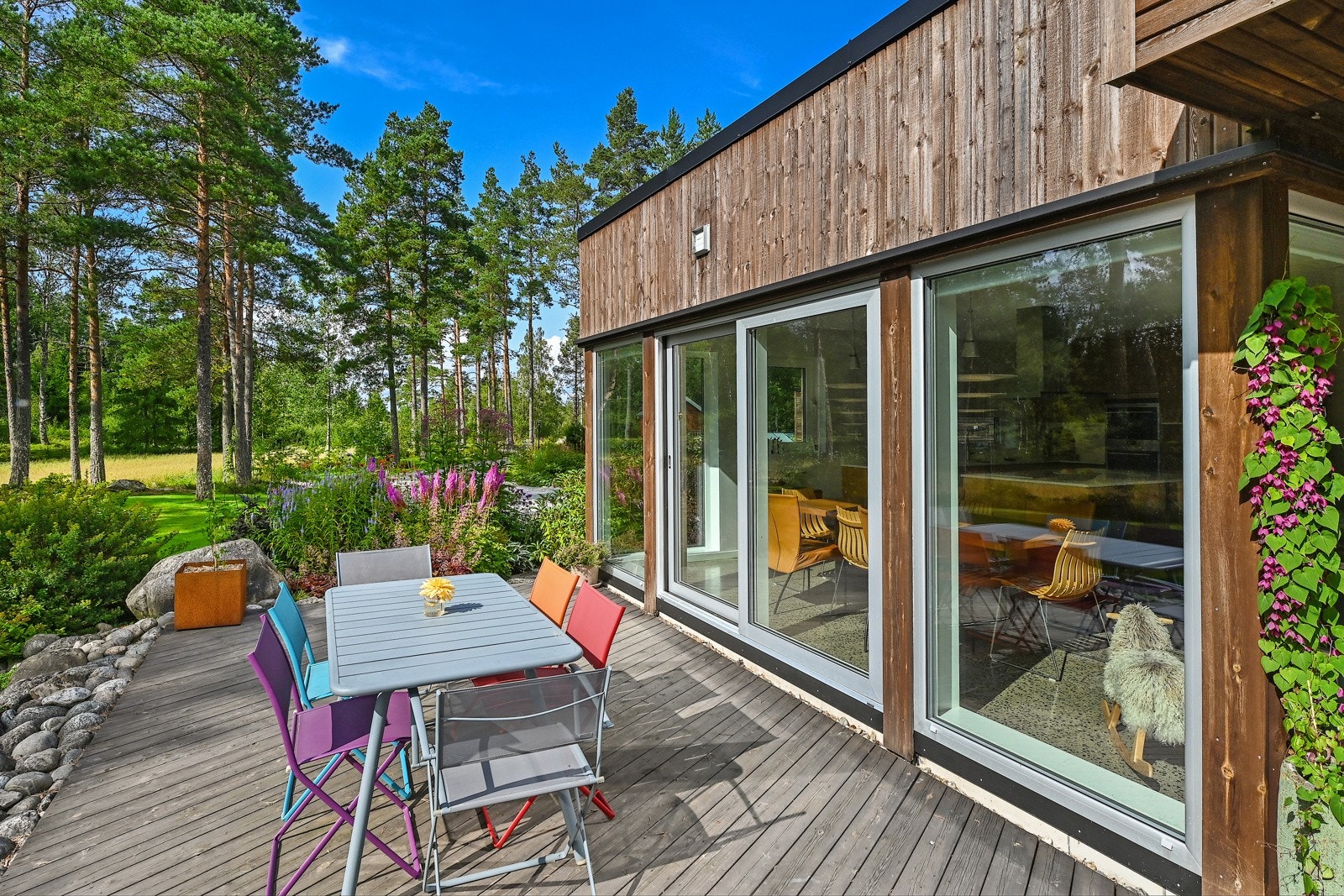 Langs hele husets fremside er det bygget en terrasse på fantastiske 110 kvm, som har utgang fra stue og kjøkken. Galleribilde