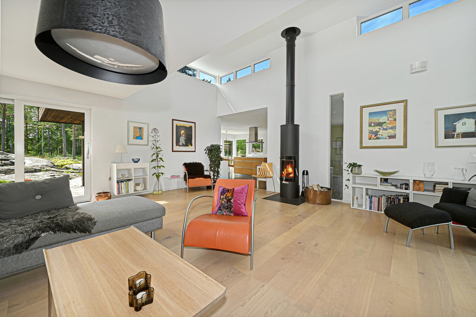 I tillegg får stuen rikelig med overlys via smale vinduer helt oppunder himlingen. Galleribilde