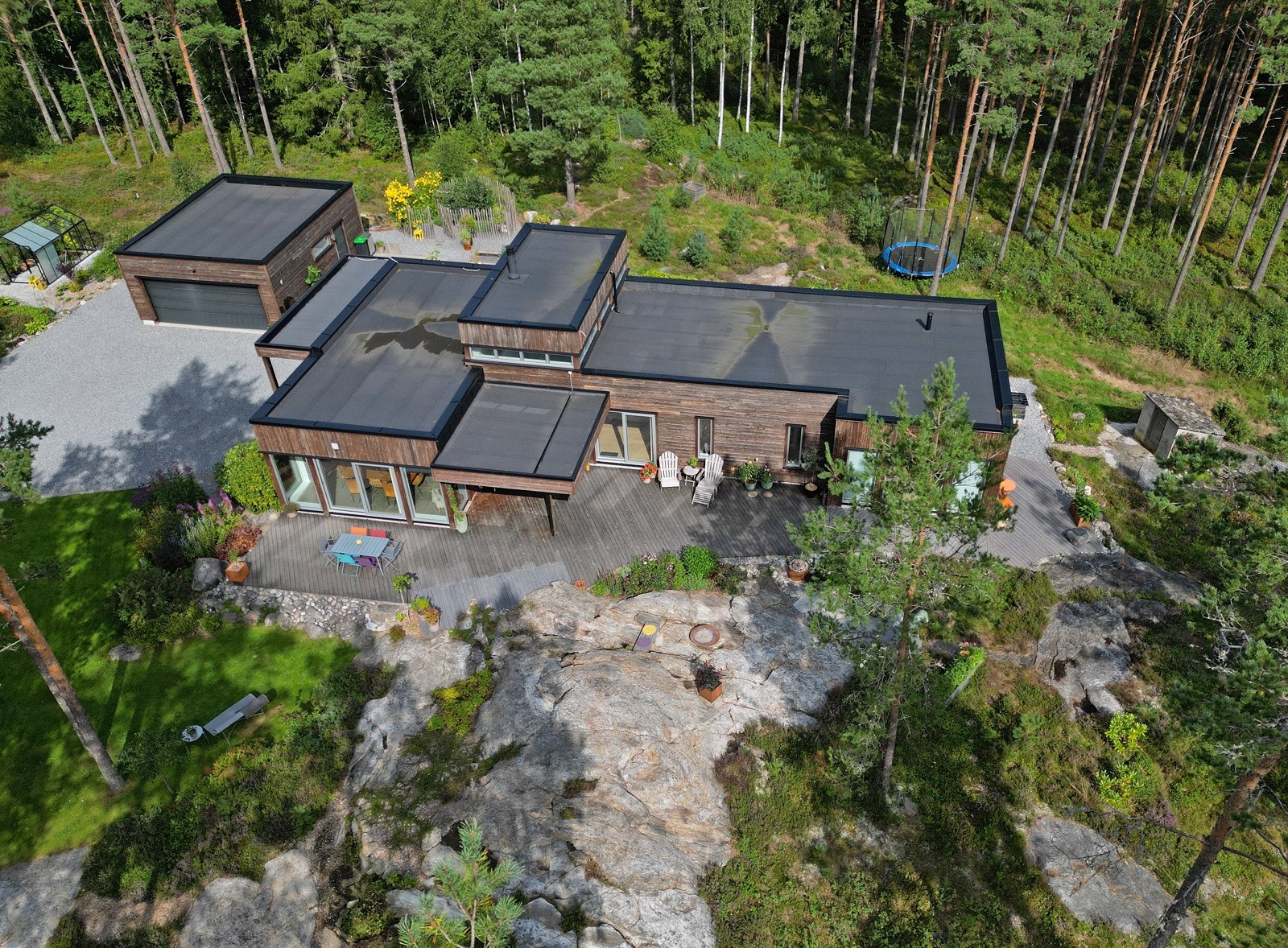 Eiendommen ligger midt i skogen og er en usjenert idyll på 2958,3 kvm, som er aller best egnet for den som ønsker fred og stillhet. Galleribilde