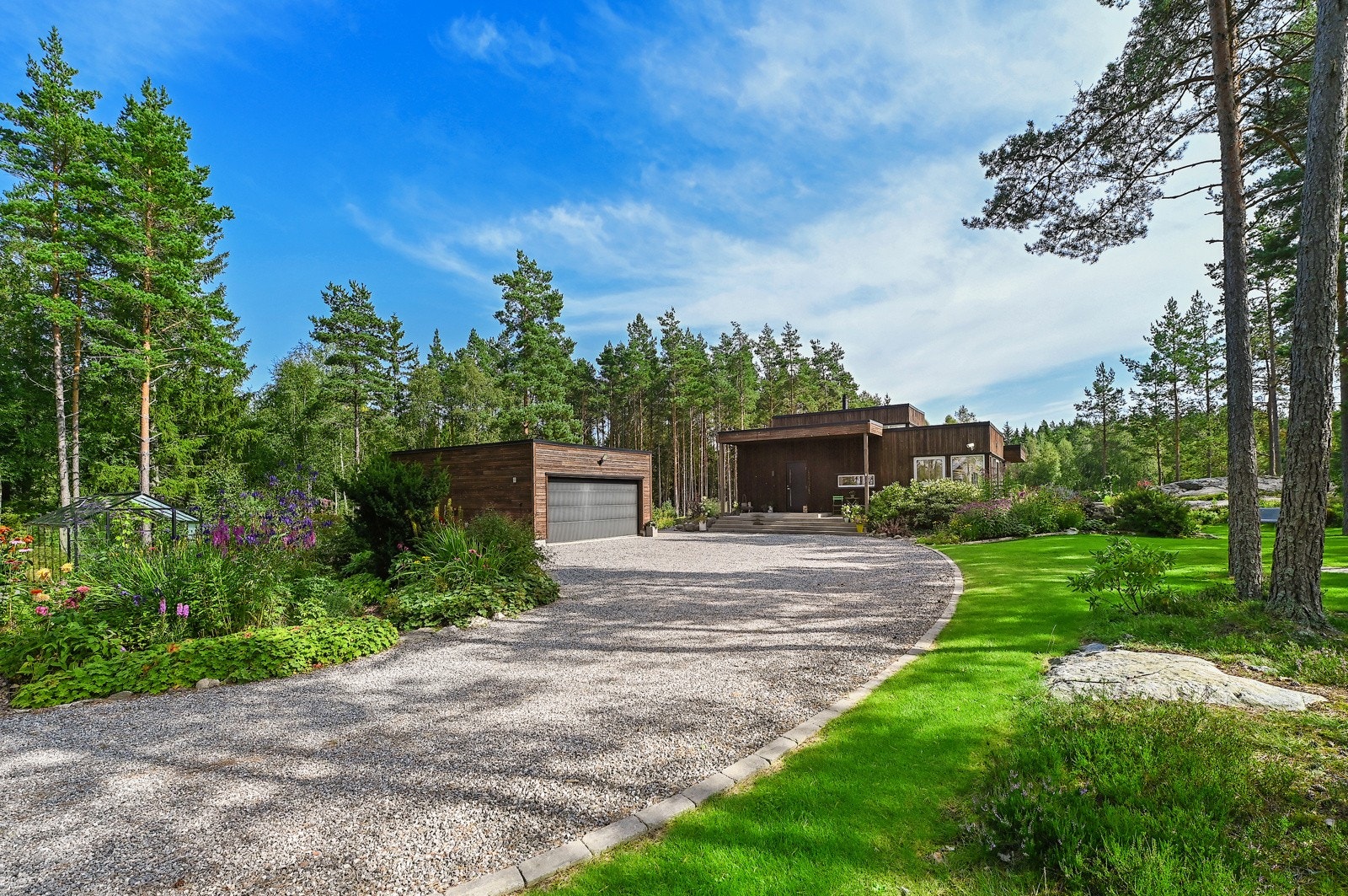 Innkjøring og gårdsplass er gruslagt, og kantet med stein som skaper en perfekt avgrensing mot særdeles velholdte grønnsakshage.. Galleribilde