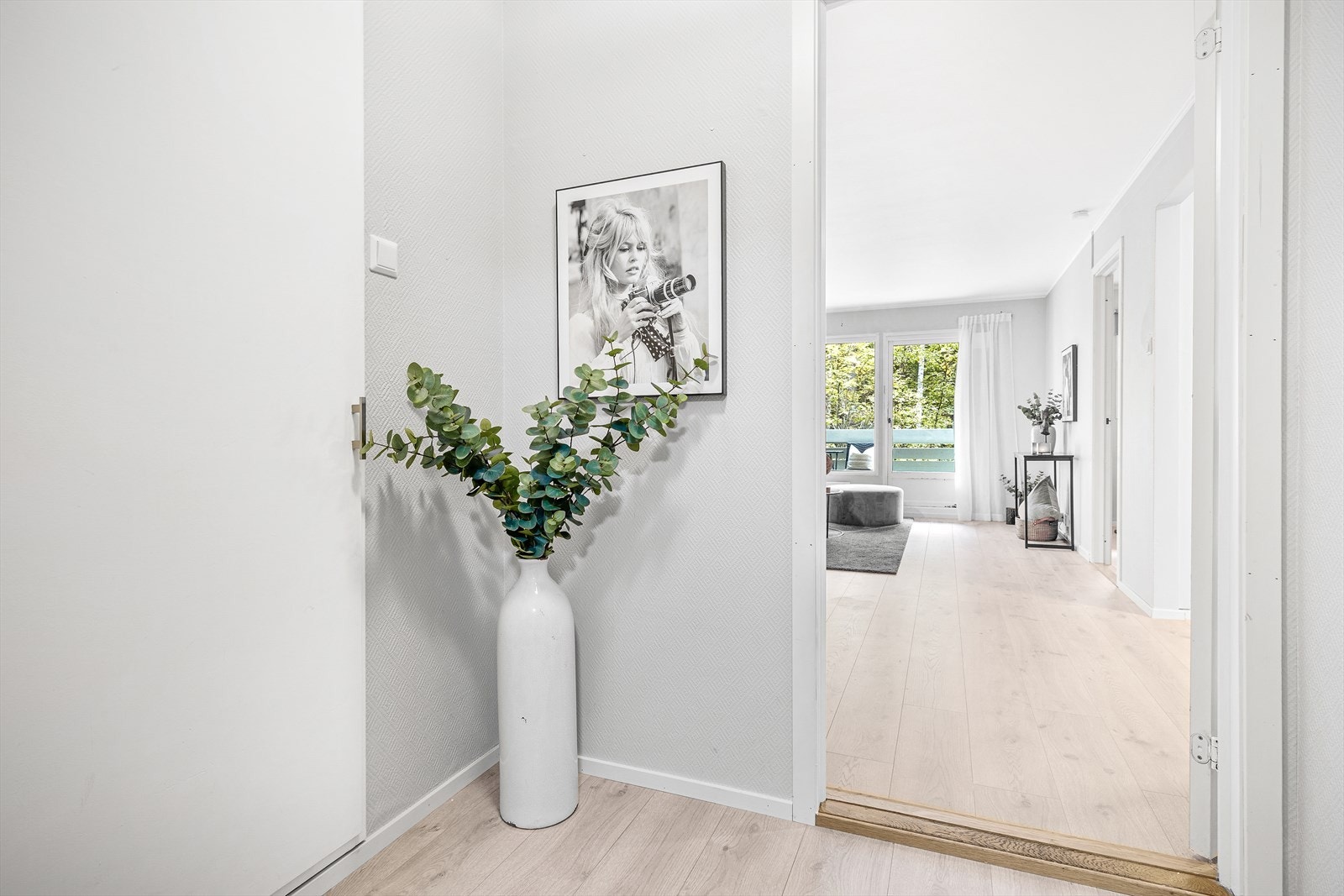 Velkommen inn i en romslig entré som umiddelbart setter tonen for resten av hjemmet. Plass for å henge fra seg yttertøy og sette fra seg sko Galleribilde