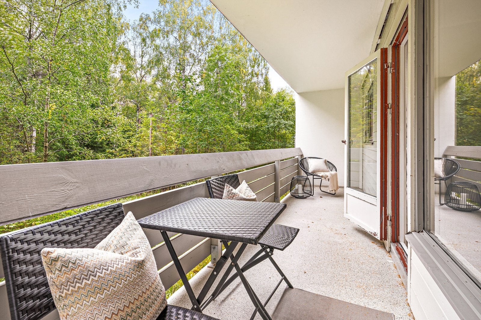 Den romslige balkongen har god plass til utemøbler og grill Galleribilde