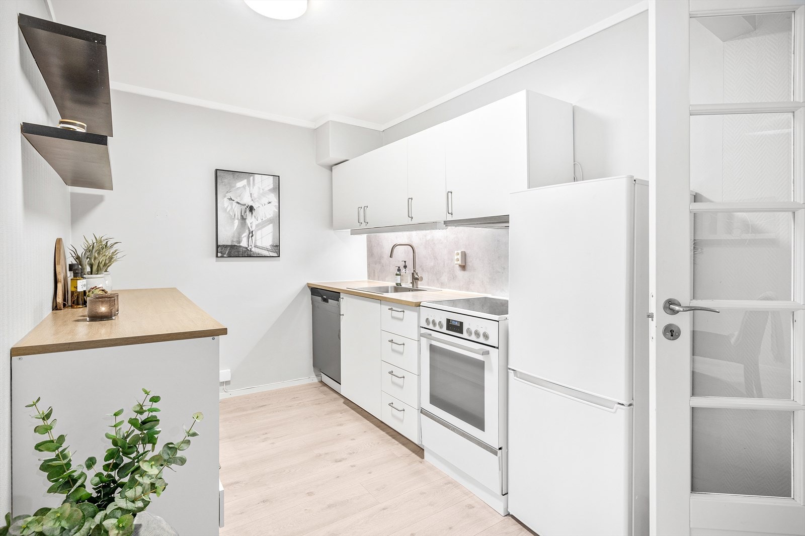 Hvitevarer består av kombinert kjøl/frys, komfyr og oppvaskmaskin. Hvitevarer er frittstående, men følger boligen ved salg. Galleribilde