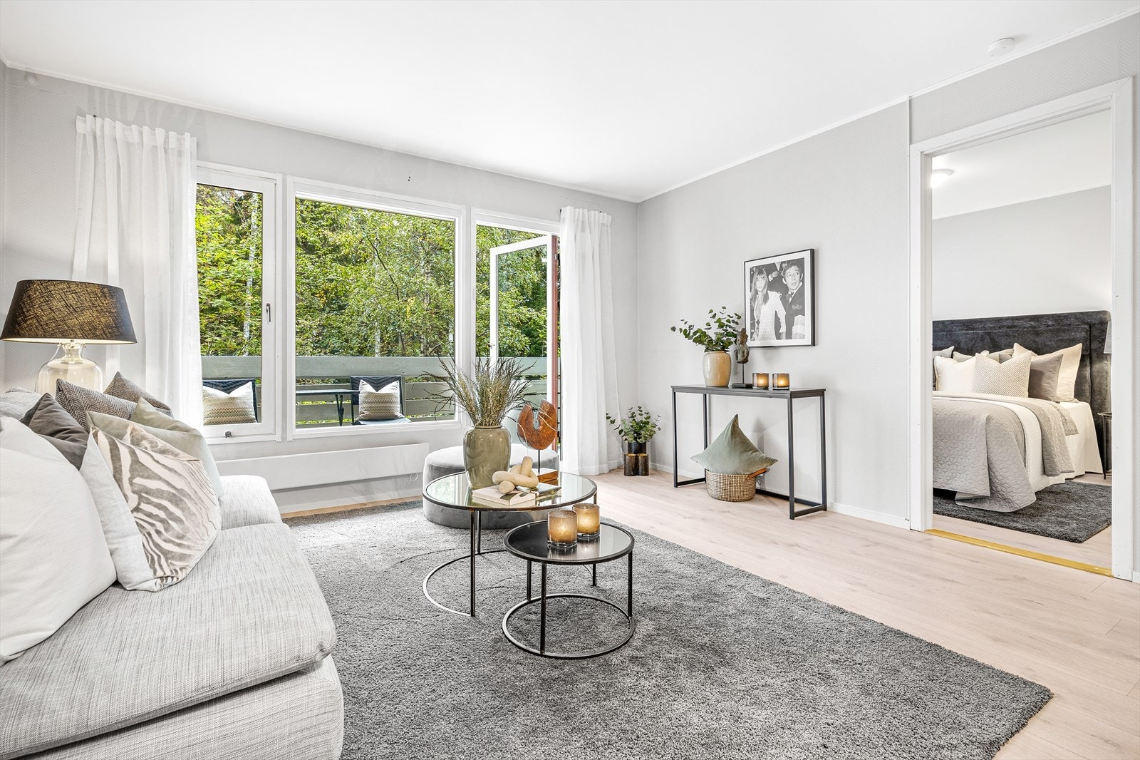 Lys og hyggelig stue med store vindusflater som fyller rommet med naturlig sollys Galleribilde