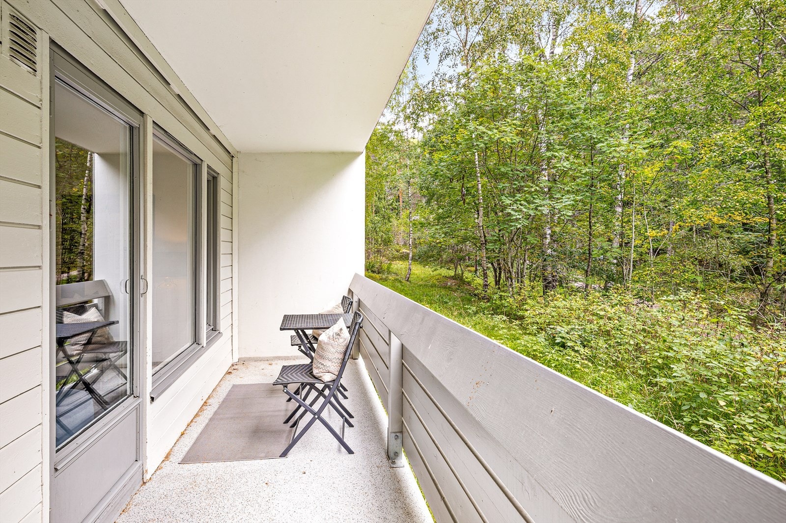 Fra stuen er det utgang til en trivelig, sydøstvendt balkong av malt betong på hele 10 m² Galleribilde