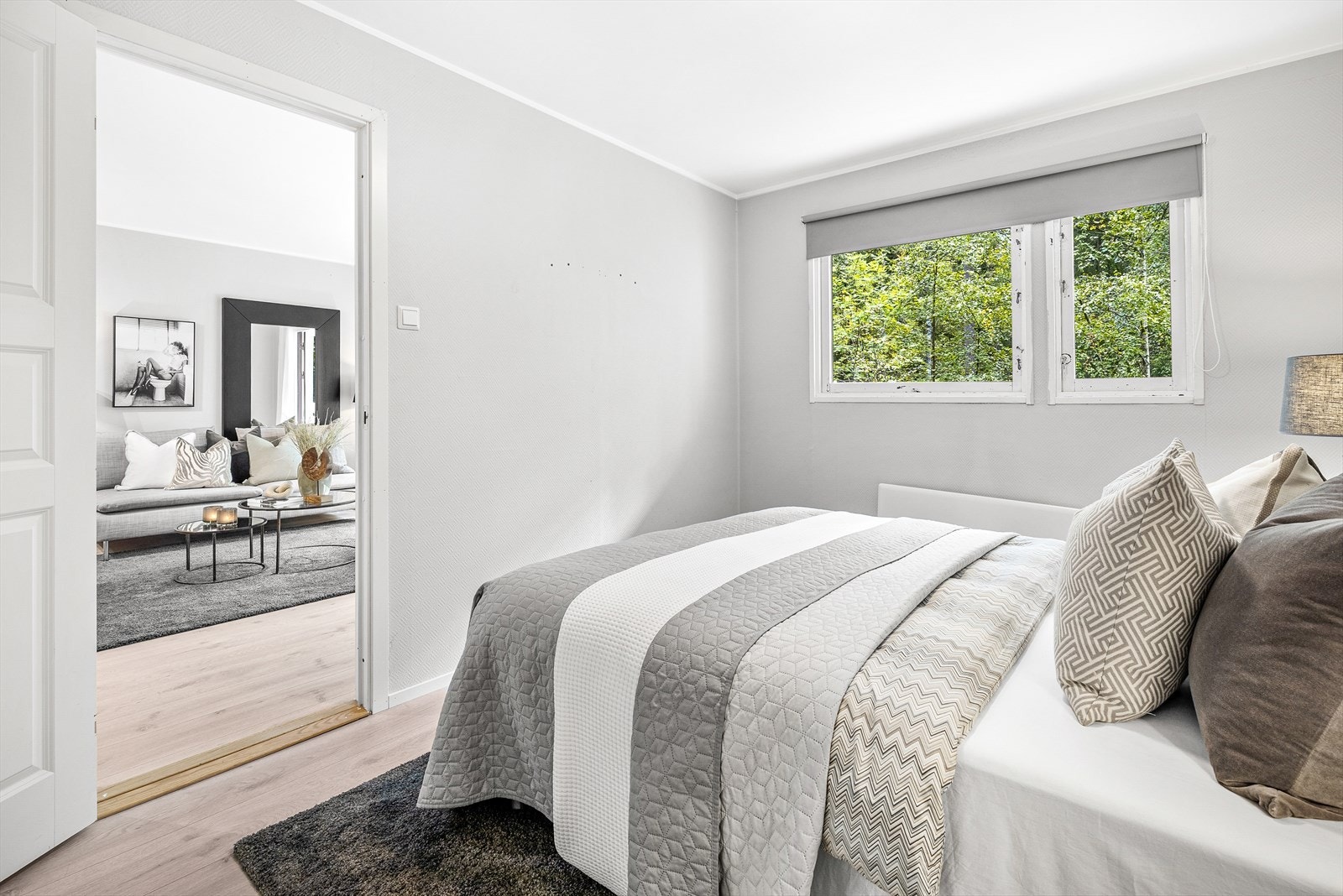 Det store vinduet gir mye naturlig lys samt god luft Galleribilde