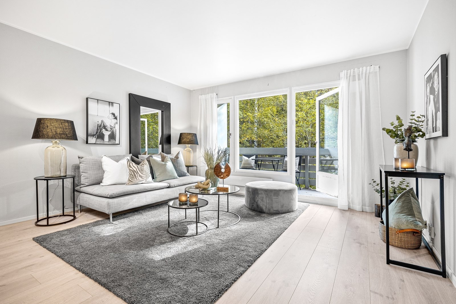 Stuen åpner opp for flere møbleringsmuligheter og det er meget god plass til både sofagruppe, mediemøblement og spisestue Galleribilde