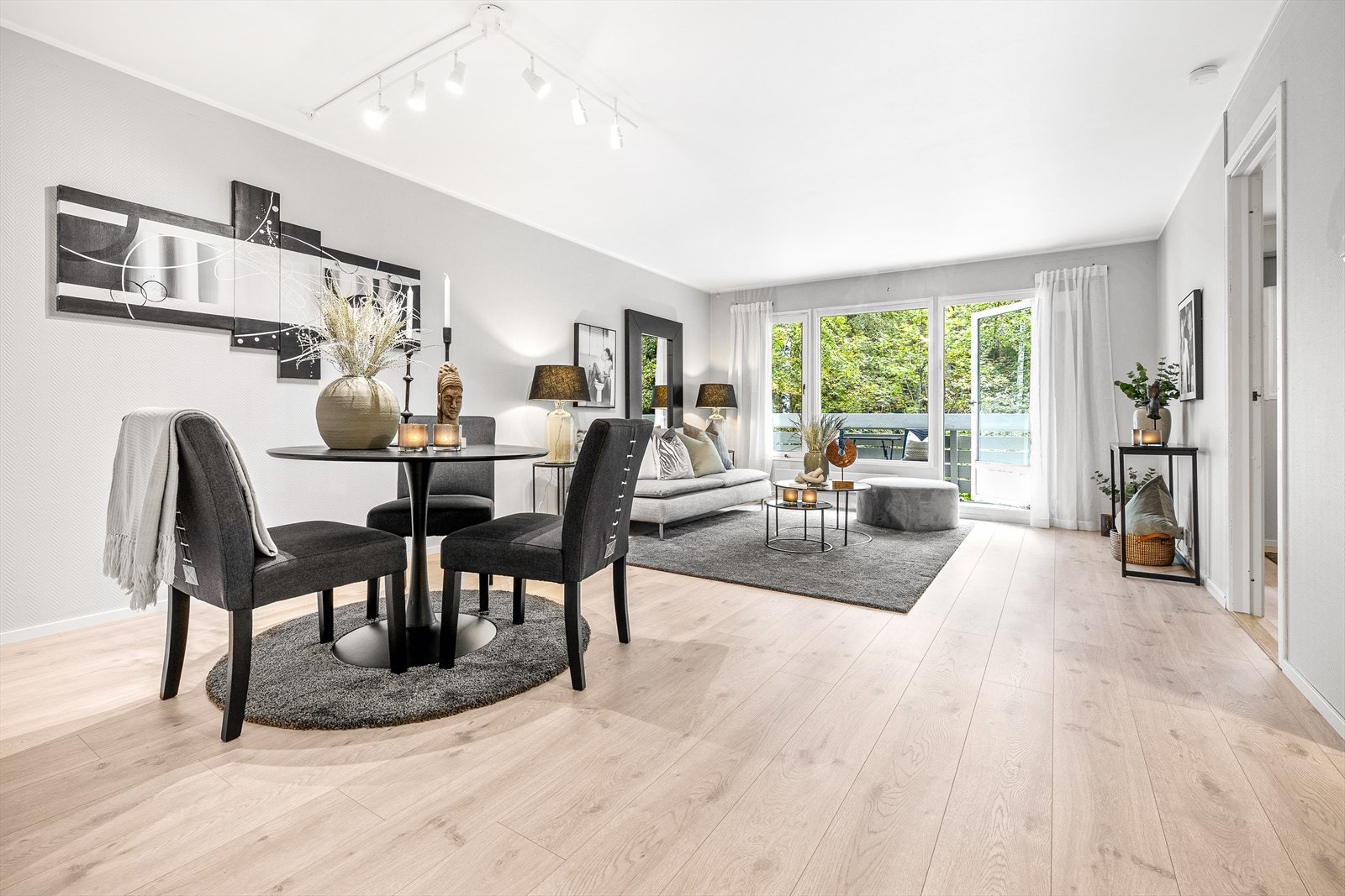 Veggene er malt i en nydelig, tidsriktig gråfarge med lys himling som gir en luftig atmosfære Galleribilde