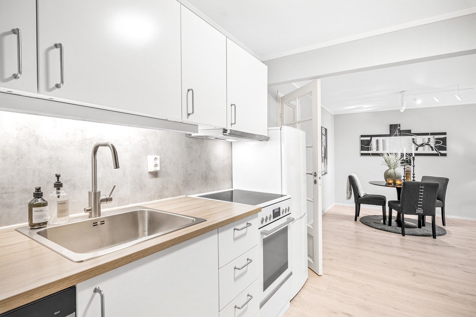 Romslig kjøkken med god skap- og benkeplass, generelt i god stand Galleribilde